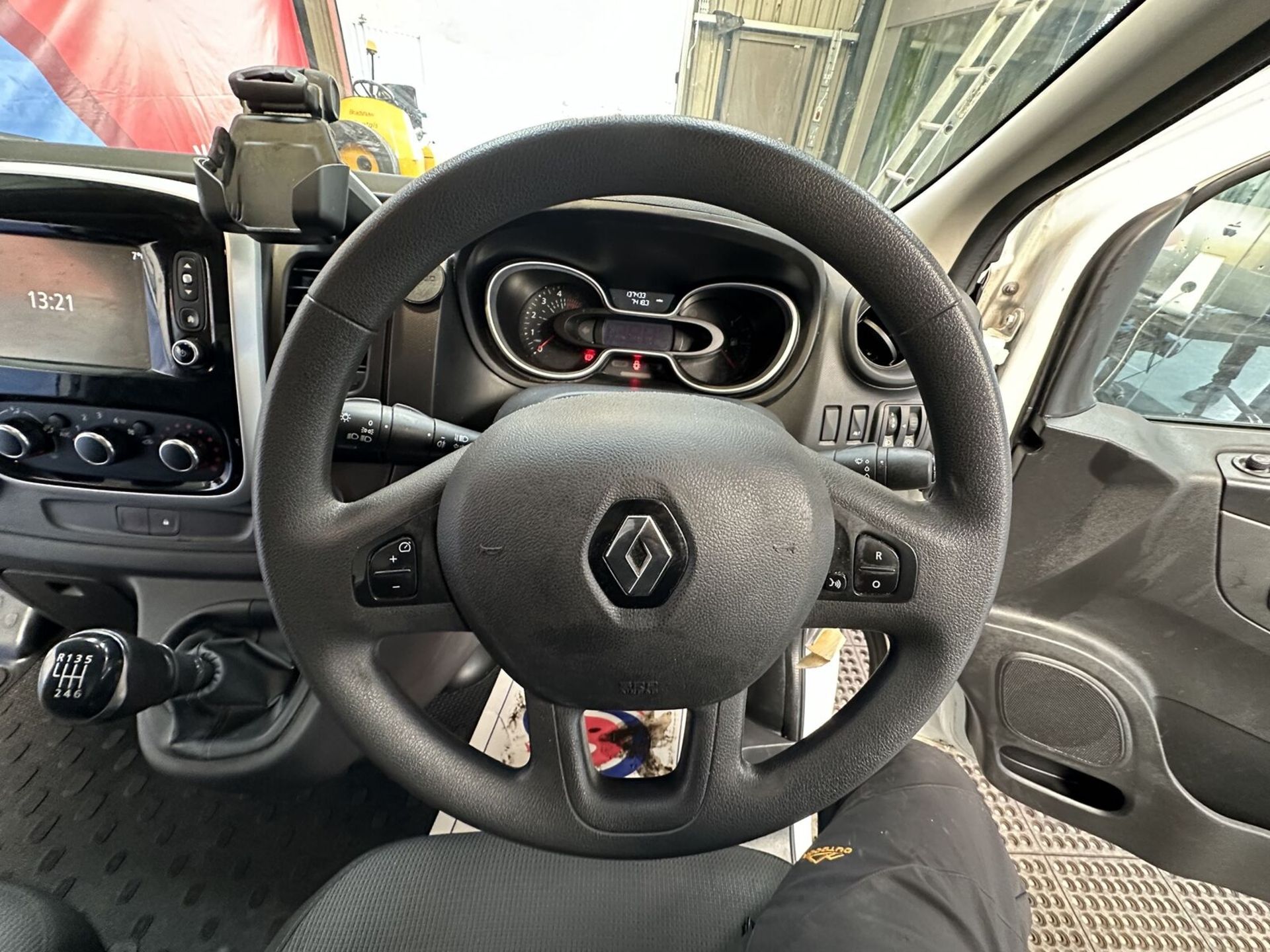 EFFICIENT TRAVELER: RENAULT TRAFIC VIVARO SWB PANEL VAN - Image 12 of 14