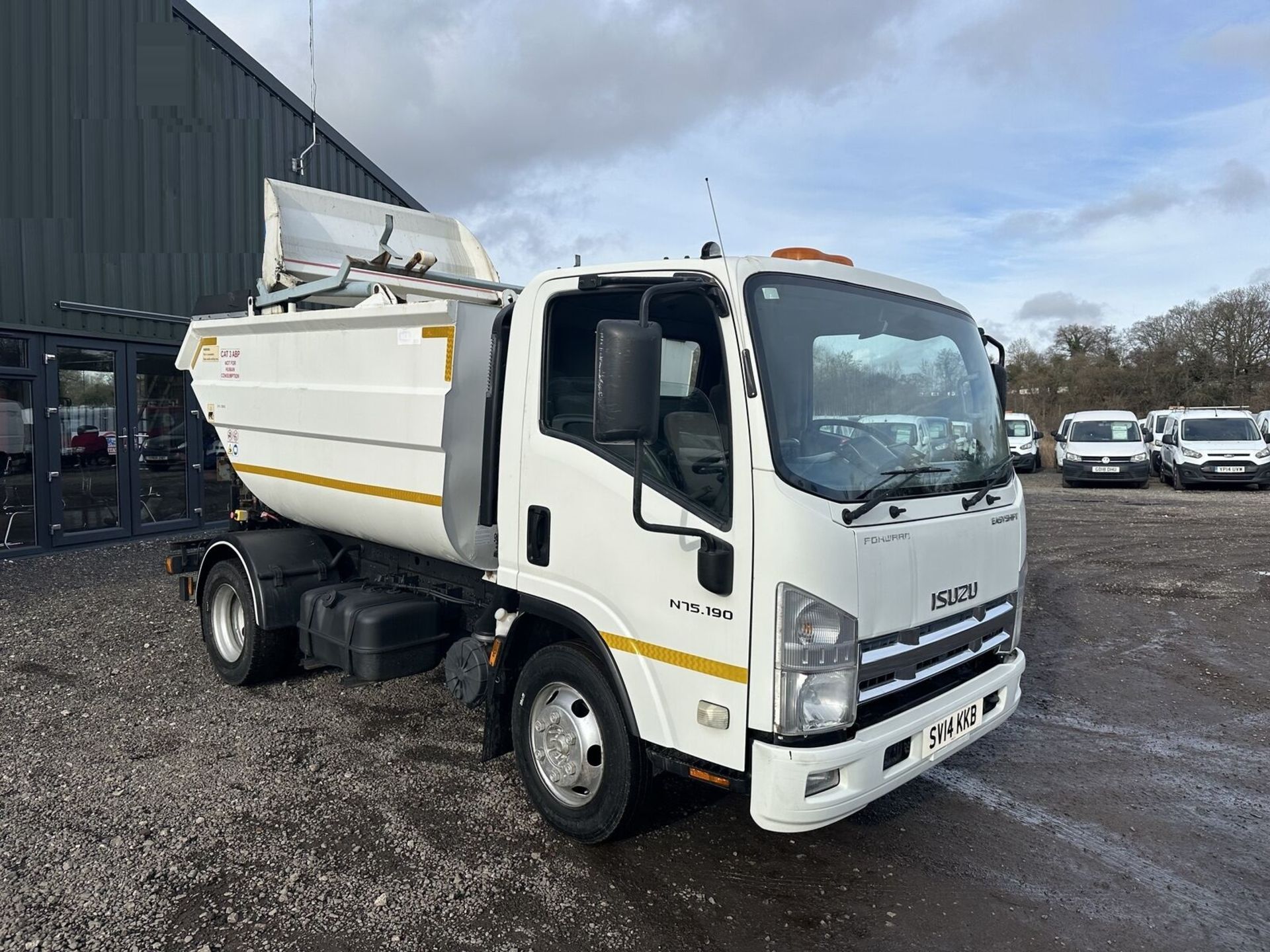 READY FOR EXPORT: 2014 ISUZU FORWARD BIN RUBBISH LORRY >>--NO VAT ON HAMMER--<<