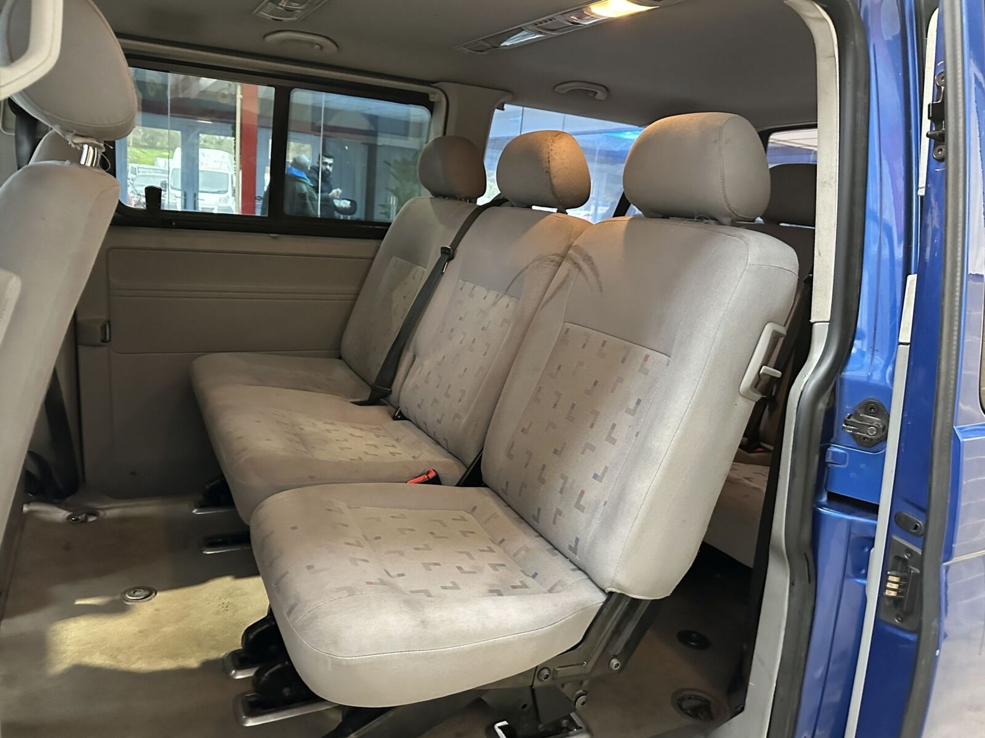 TAILGATE TALES: 2005 VW TRANSPORTER T30 - 9 SEATER WOW FACTOR >>--NO VAT ON HAMMER--<< - Image 10 of 17