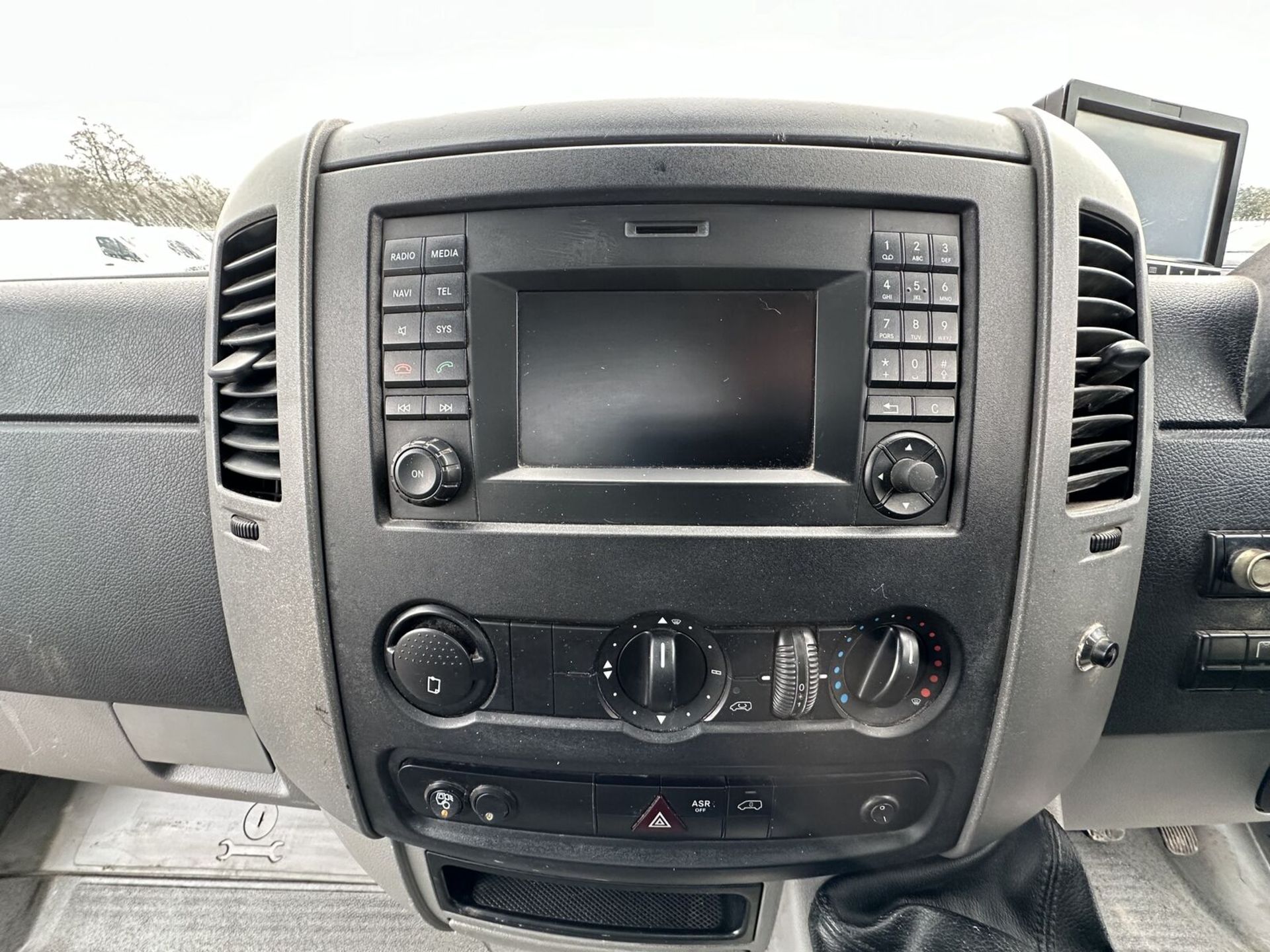 DRIVING CONFIDENCE: 2016 VW CRAFTER SPRINTER LOADED VAN >>--NO VAT ON HAMMER--<< - Image 8 of 19