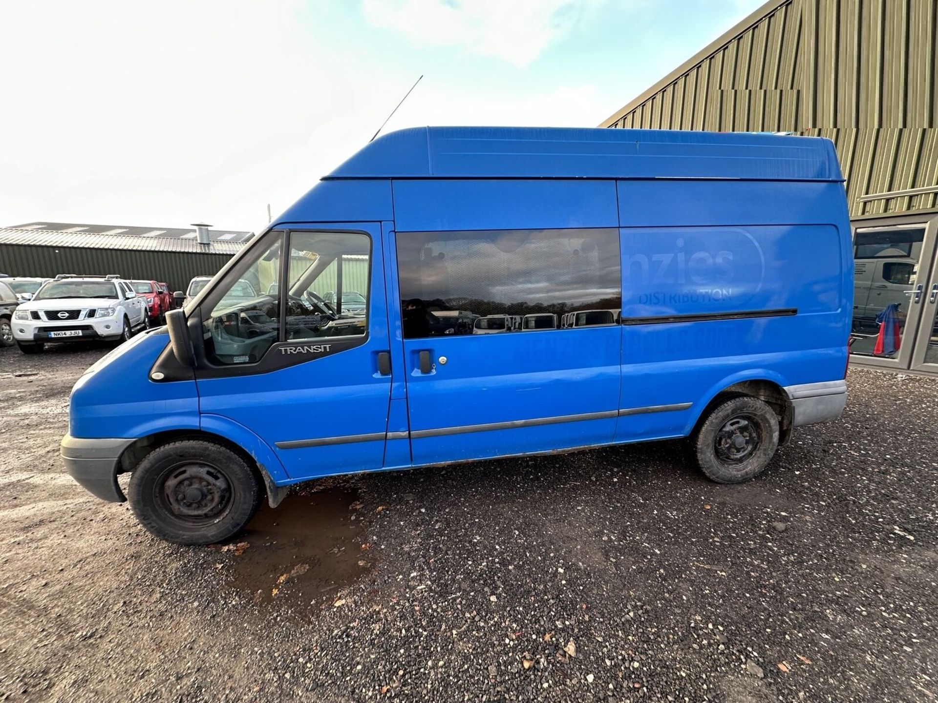 BLUE HIGH TOP CAMPER VAN: HIT THE ROAD IN STYLE AND COMFORT >>--NO VAT ON HAMMER--<<