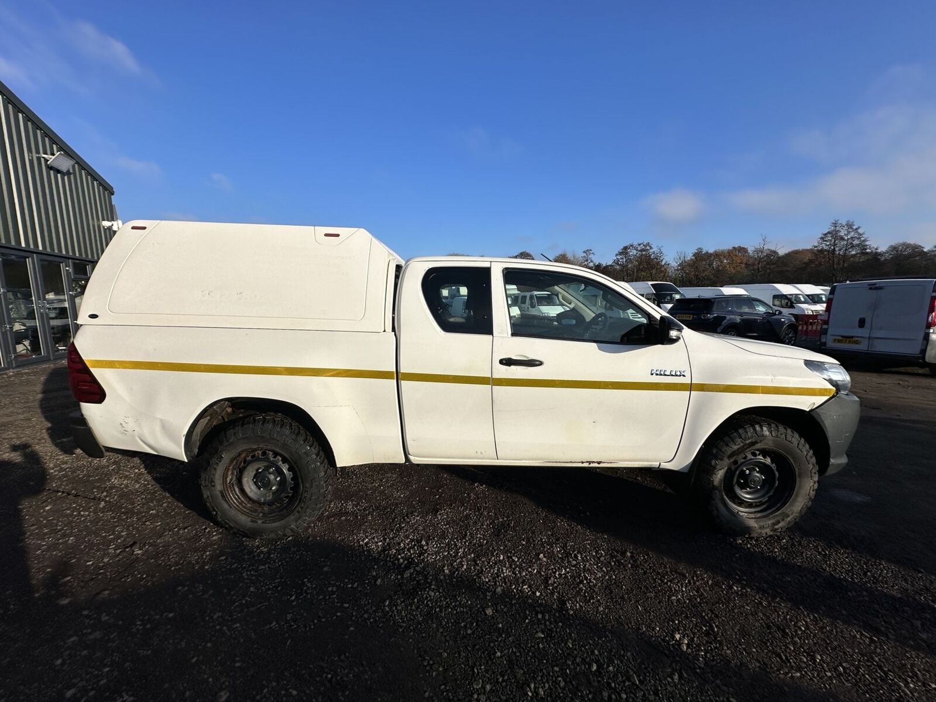 ULTIMATE UTILITY: 67 PLATE TOYOTA HILUX ACTIVE EXTRA CAB - EURO 6 4X4 GEM >>--NO VAT ON HAMMER--<< - Image 2 of 17