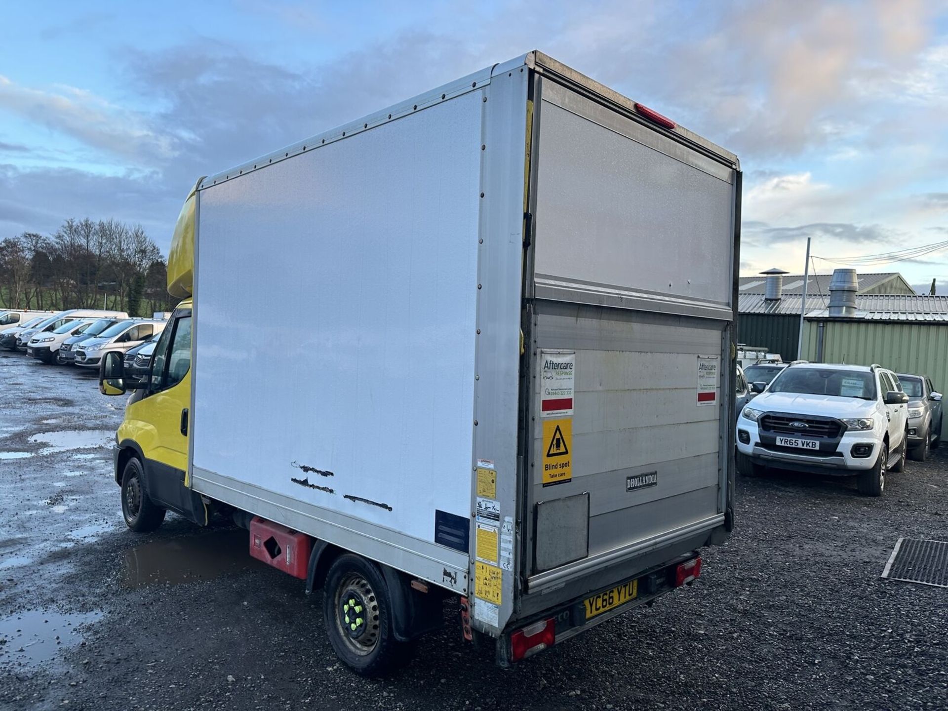 SMOOTH OPERATOR: YELLOW LUTON BOX IVECO DAILY WITH TAIL LIFT - Image 6 of 19