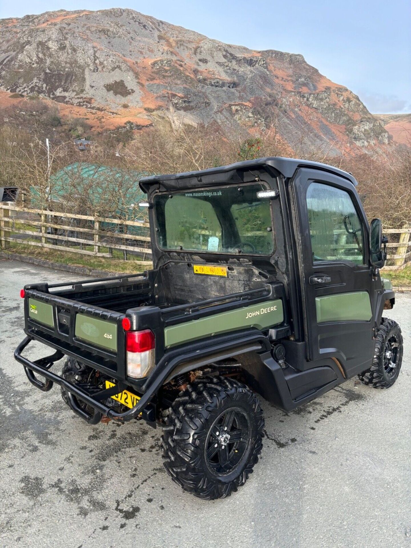 2022 JOHN DEERE GATOR 865M IS TOP OF THE RANGE - Image 11 of 14