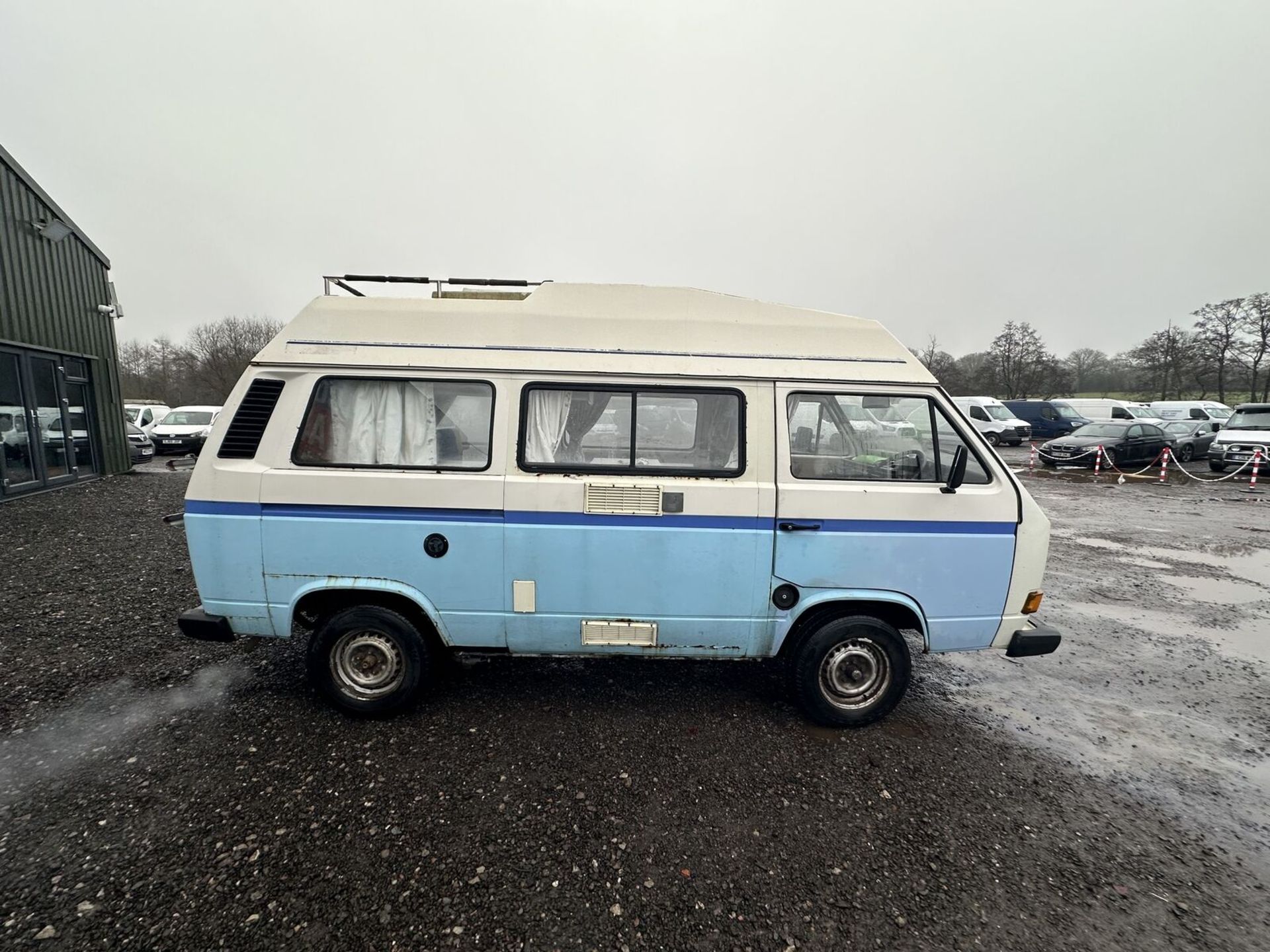 EXPLORE IN STYLE: '87 VW CARAVELLE T2.5 CAMPER VAN >>--NO VAT ON HAMMER--<< - Image 2 of 20