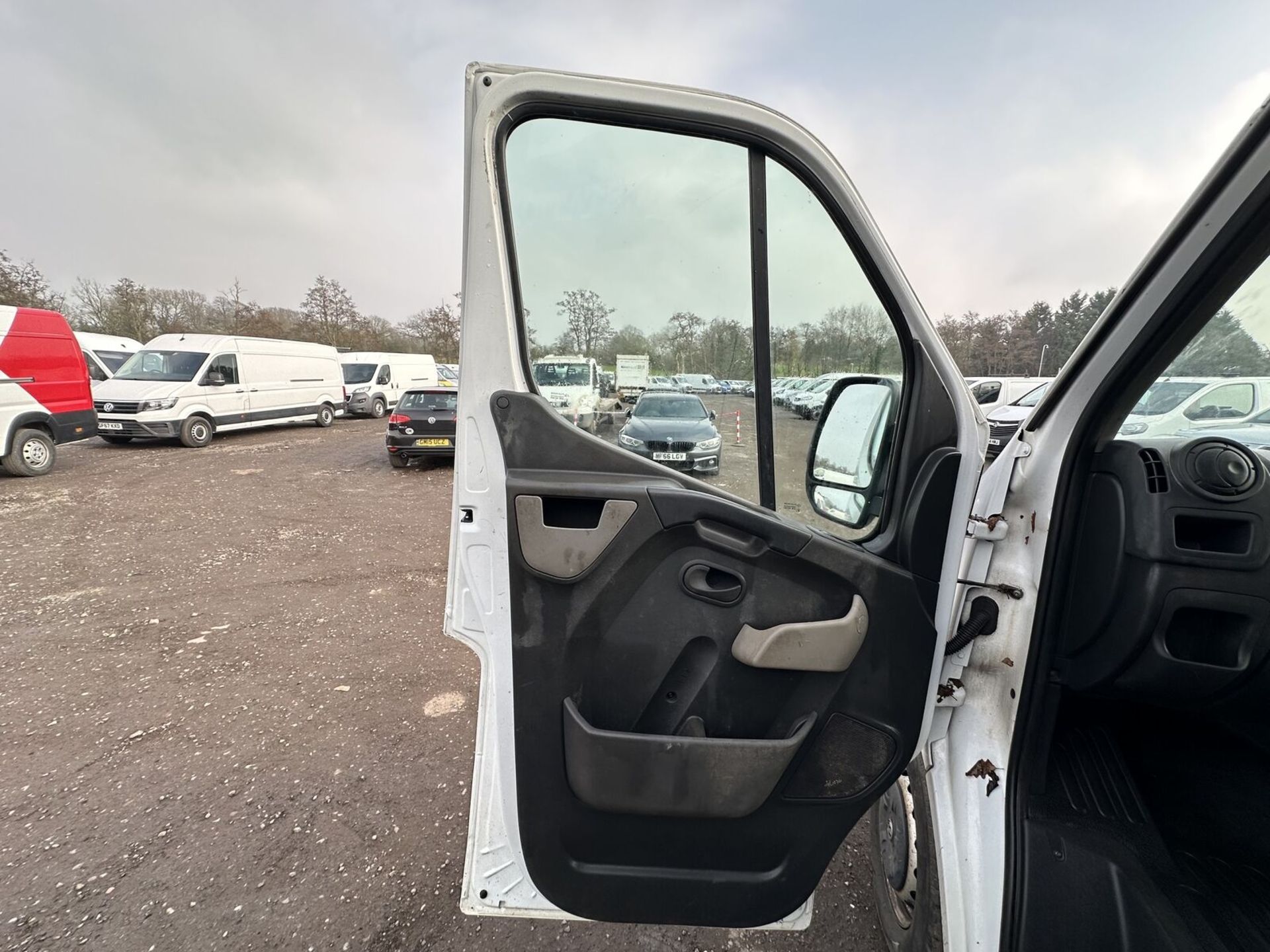 TRUSTY TRANSPORTER: 2015 VAUXHALL MOVANO - BUILT FOR BUSINESS - Image 5 of 20