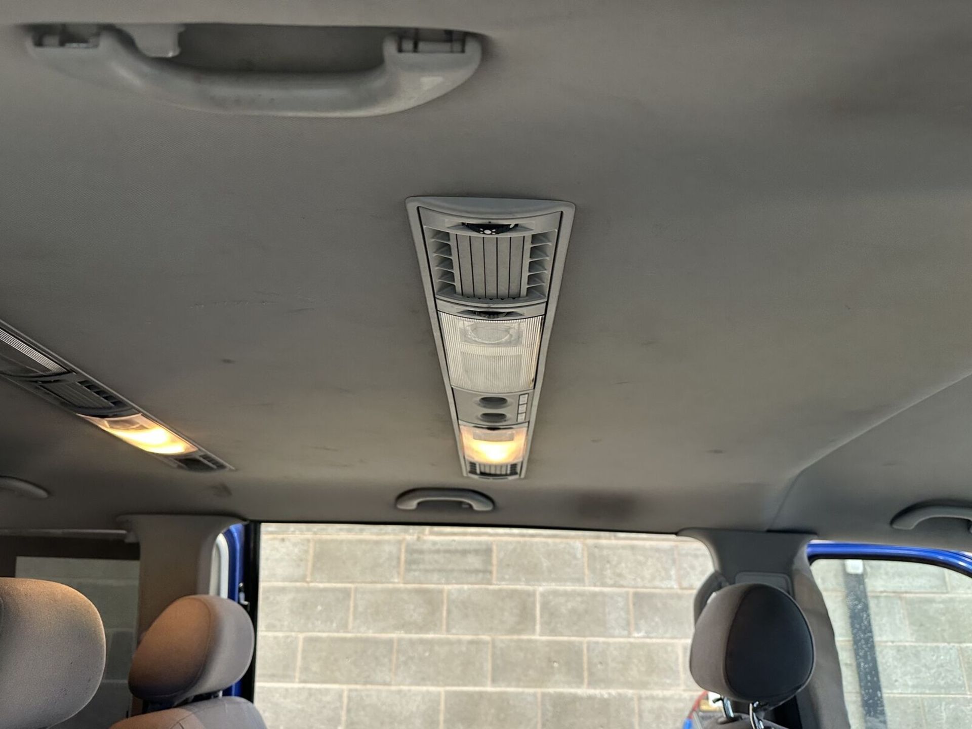 TAILGATE TALES: 2005 VW TRANSPORTER T30 - 9 SEATER WOW FACTOR >>--NO VAT ON HAMMER--<< - Image 7 of 17