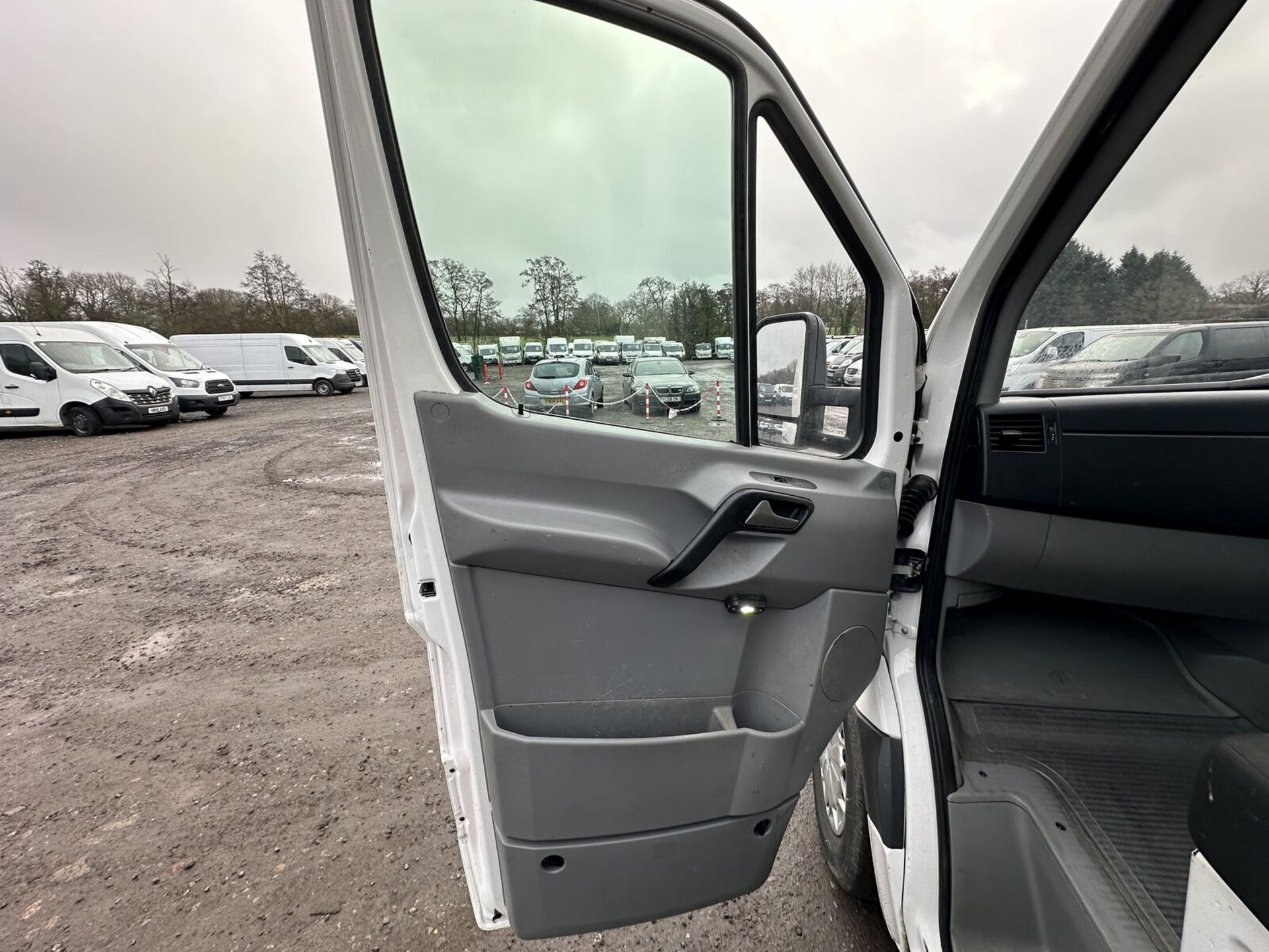 DRIVING CONFIDENCE: 2016 VW CRAFTER SPRINTER LOADED VAN >>--NO VAT ON HAMMER--<< - Image 4 of 19