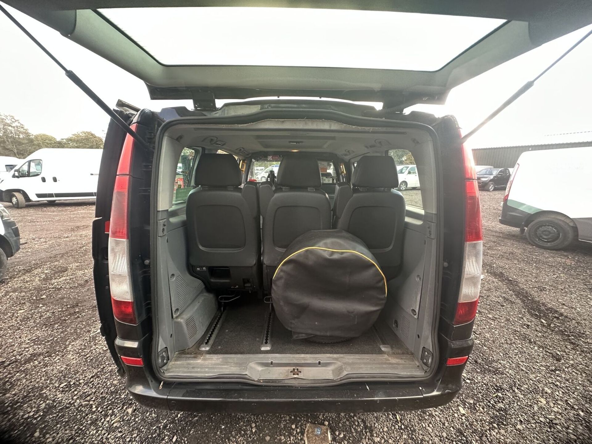 ELEGANT BLACK MERCEDES VITO TRAVELINER: PERFECT FOR FAMILY TRIPS >>--NO VAT ON HAMMER--<< - Image 17 of 17