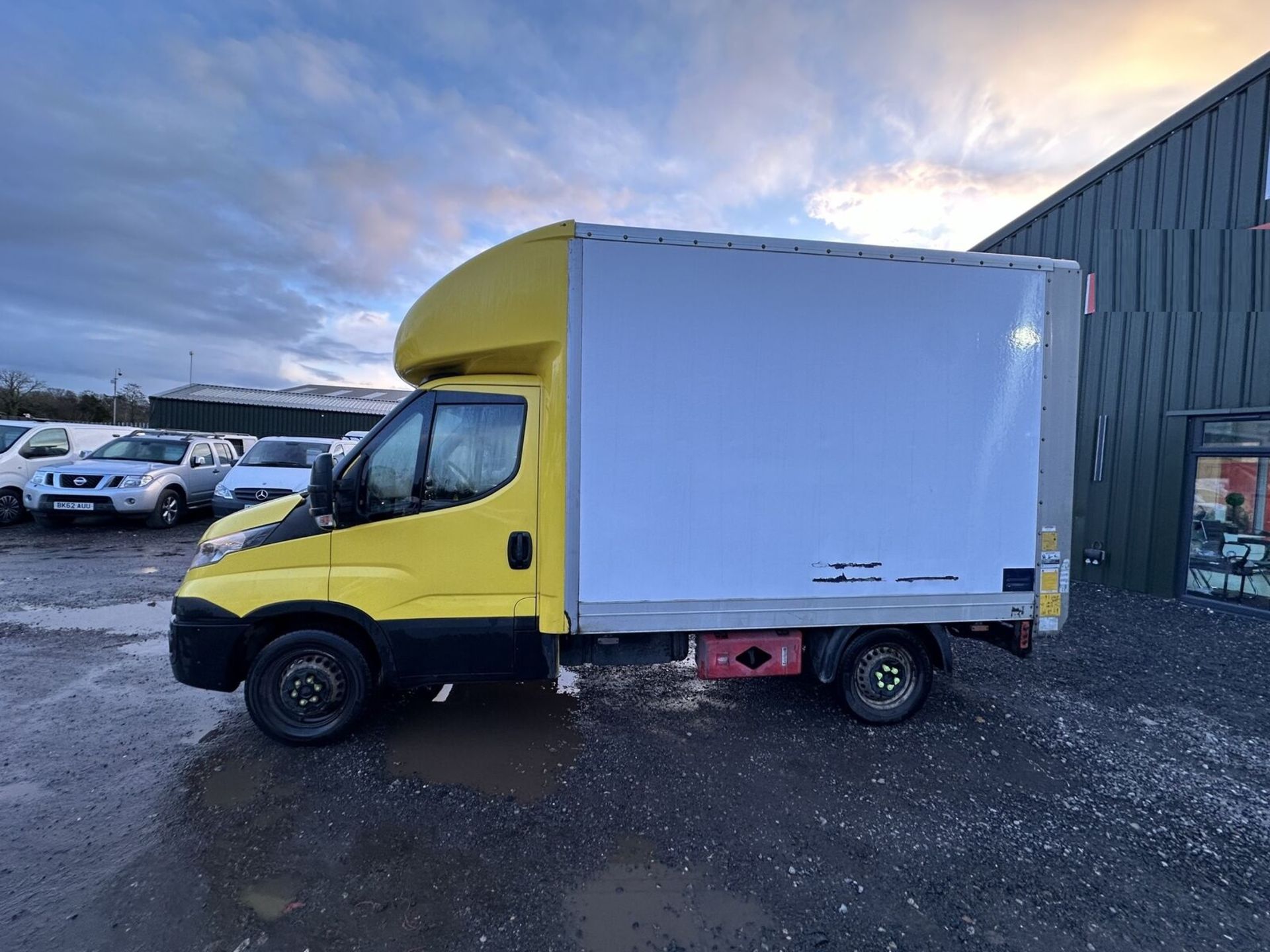 SMOOTH OPERATOR: YELLOW LUTON BOX IVECO DAILY WITH TAIL LIFT - Image 3 of 19