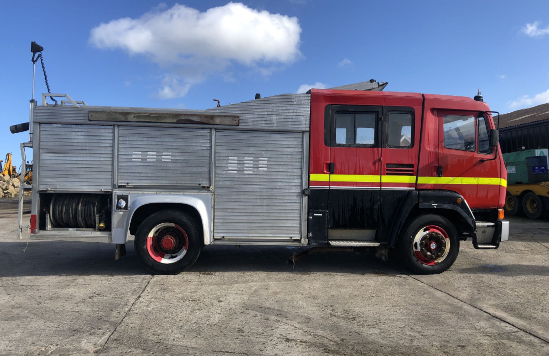 LEYLAND FRIEGHTER 1718 FIRE TENDER TRUCK