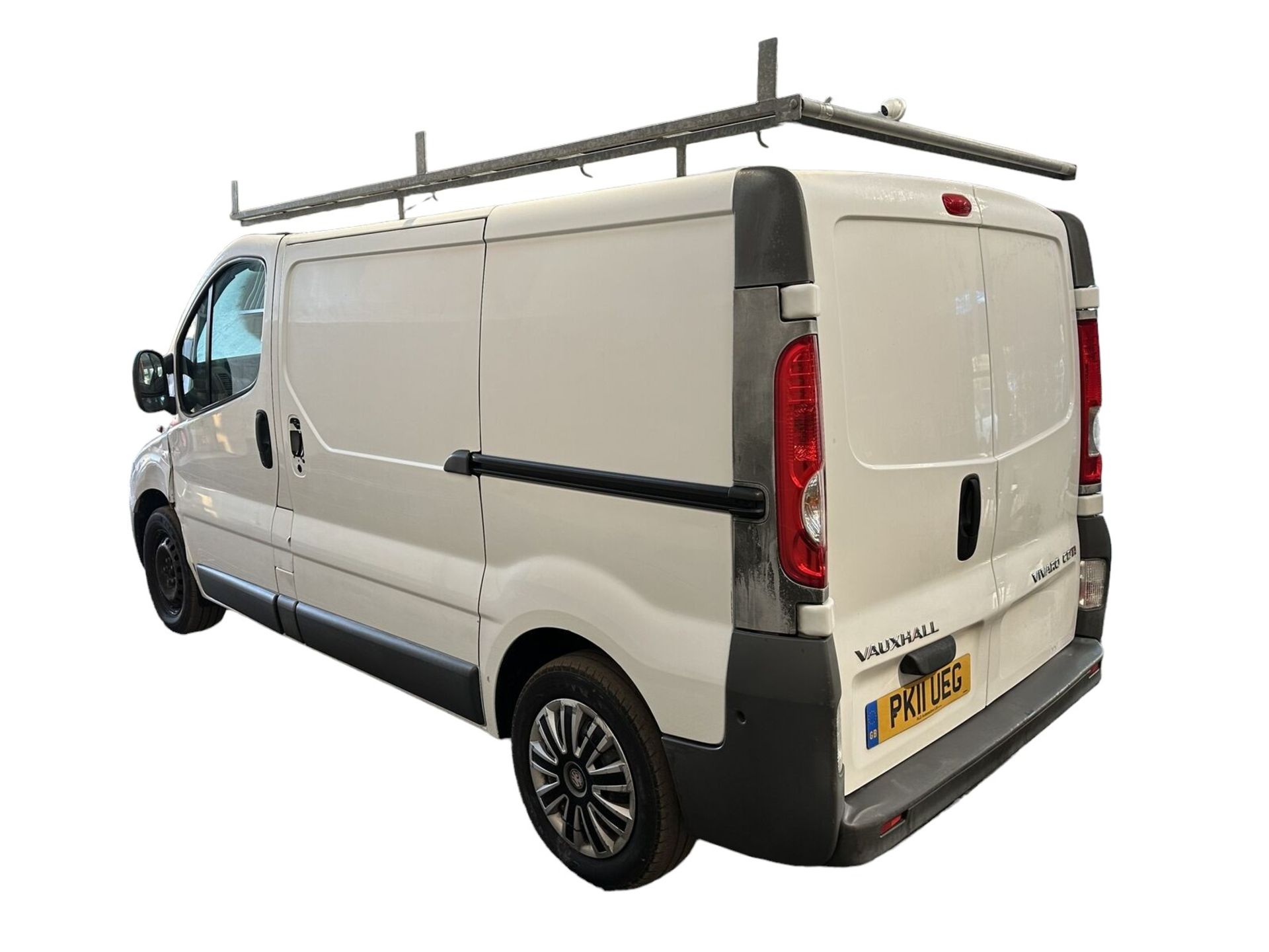 ADVENTURE AWAITS: VAUXHALL VIVARO DAY VAN - CAMPER >>--NO VAT ON HAMMER--<< - Image 5 of 18