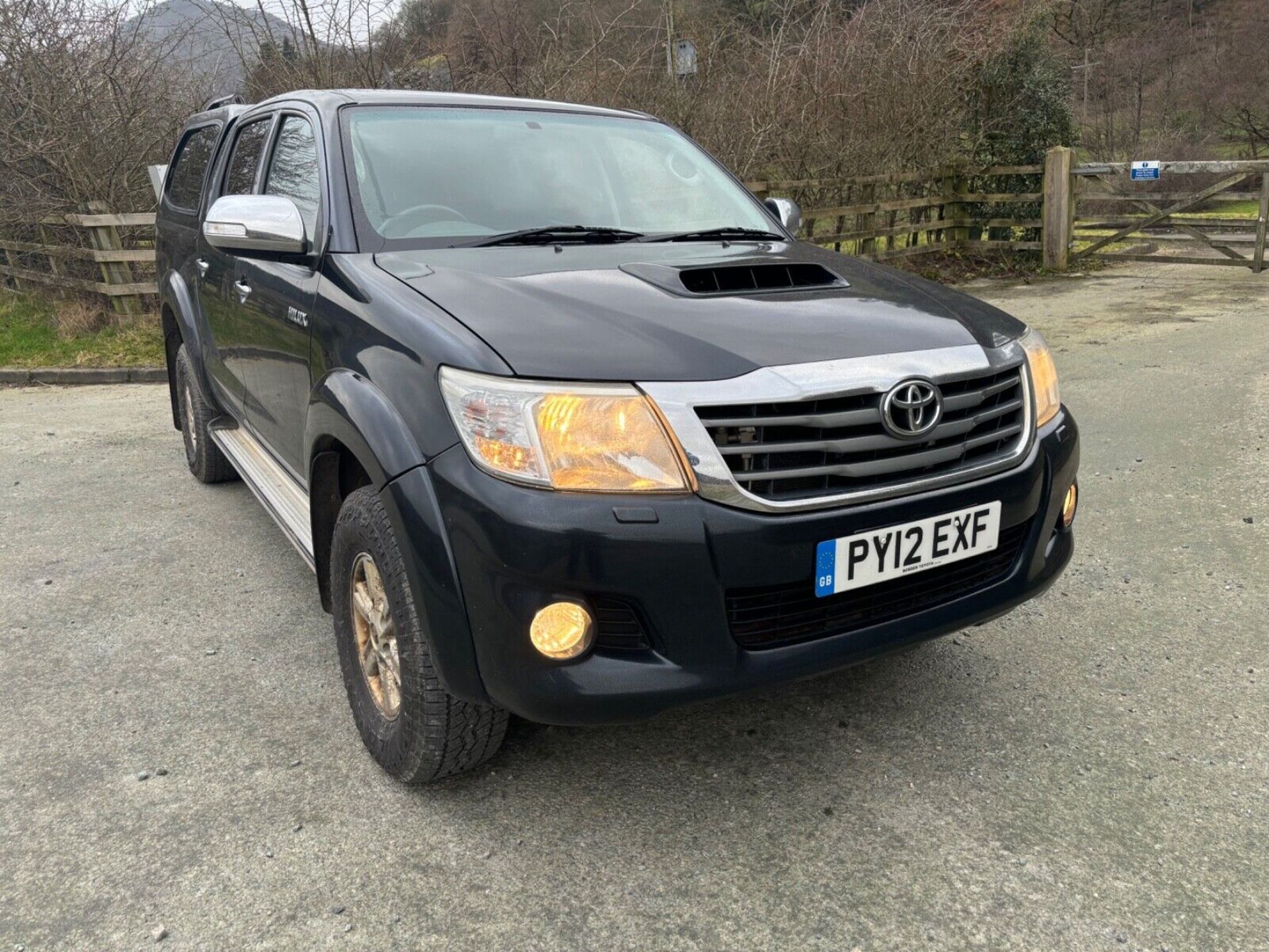 TOYOTA HILUX DOUBLE CAB PICKUP