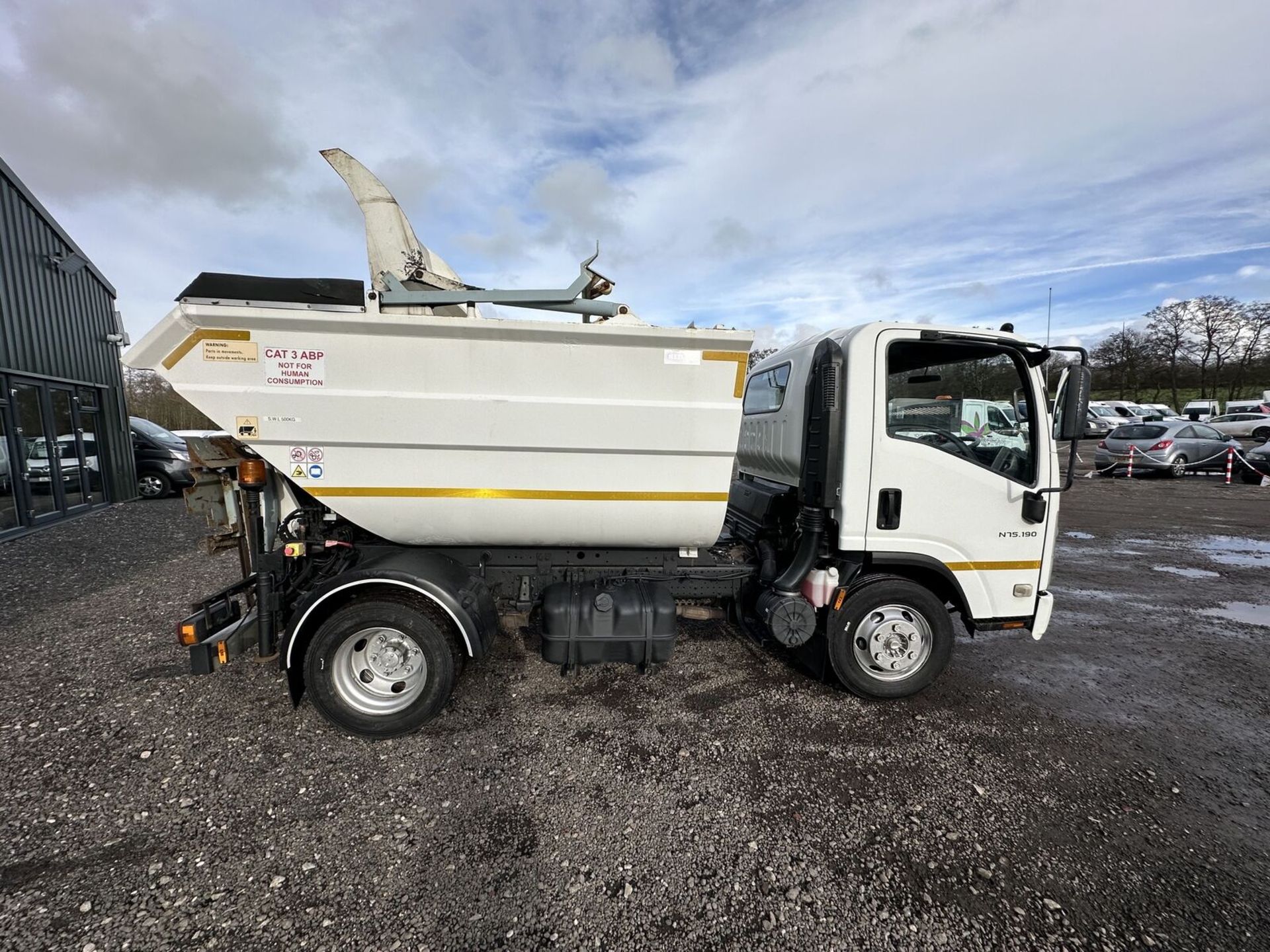 READY FOR EXPORT: 2014 ISUZU FORWARD BIN RUBBISH LORRY >>--NO VAT ON HAMMER--<< - Image 2 of 18