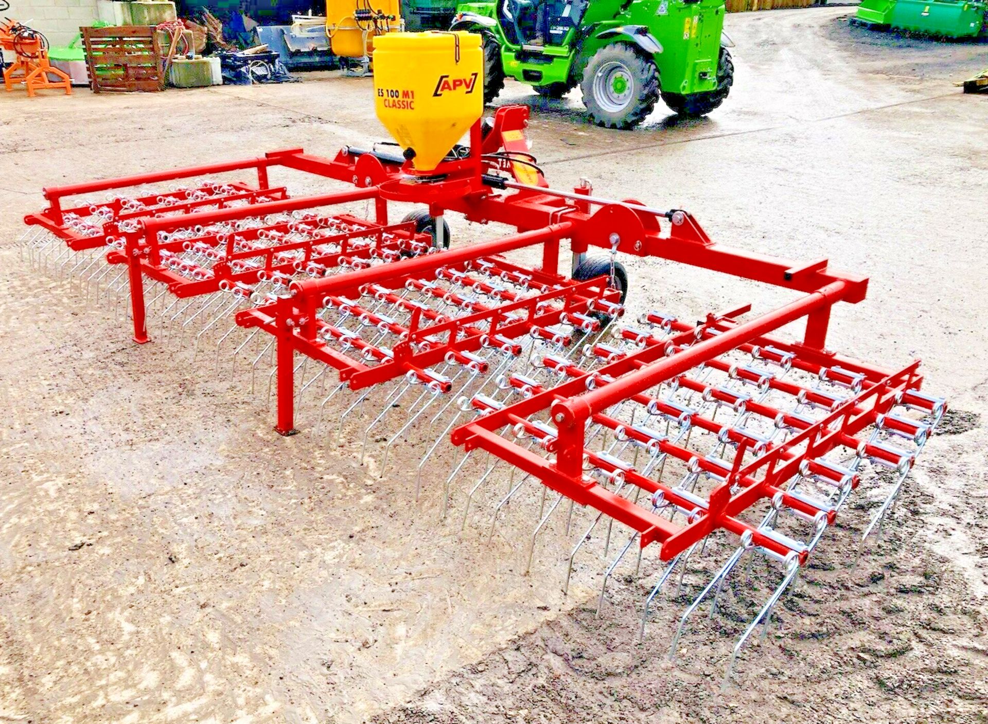 EFFICIENT SEED DISTRIBUTION: 5M SPREADERS WITH IN-CAB CONTROL BOX - Bild 2 aus 10