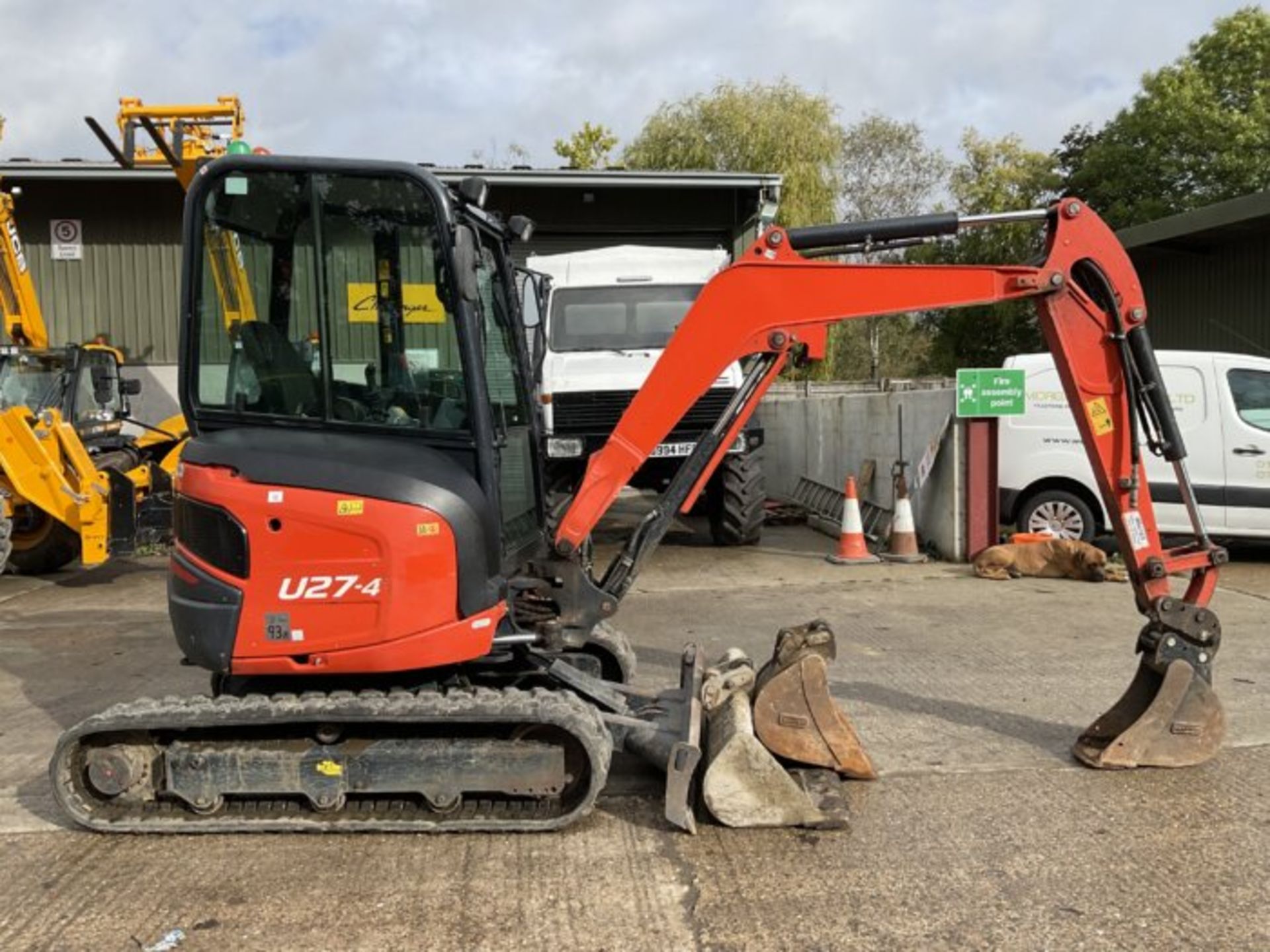 KUBOTA U27-4. RUBBER TRACKS. PIPED. FRONT BLADE. 3 BUCKETS. QUICK HITCH. 2 SPEED TRACKING.