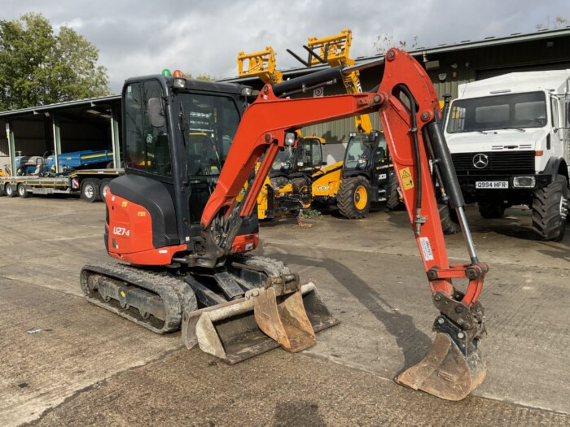 KUBOTA U27-4. RUBBER TRACKS. PIPED. FRONT BLADE. 3 BUCKETS. QUICK HITCH. 2 SPEED TRACKING. - Image 6 of 10