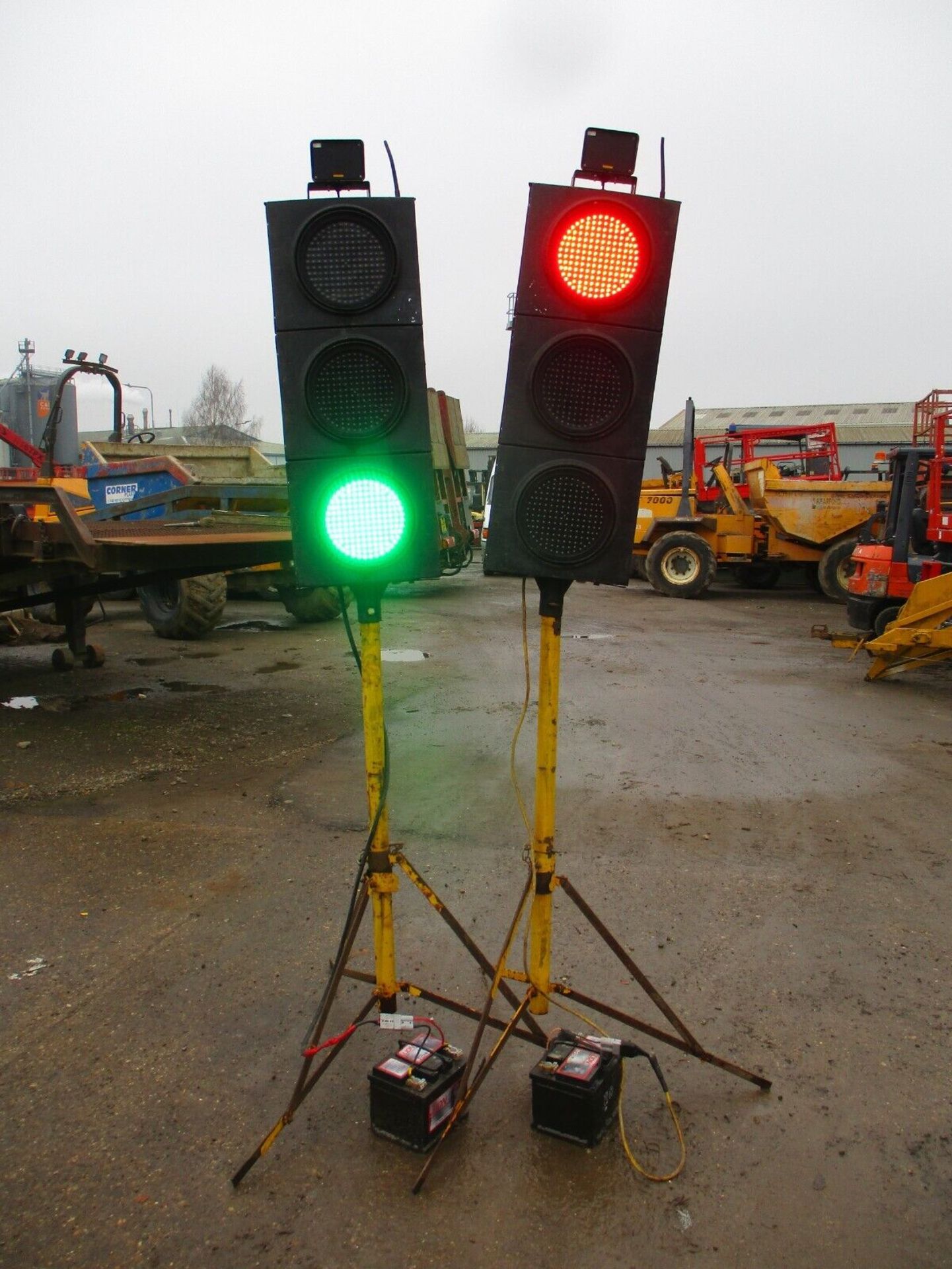 TRAFFIC SOLUTIONS AT YOUR FINGERTIPS: HOLLCO'S PORTABLE SIGNALS
