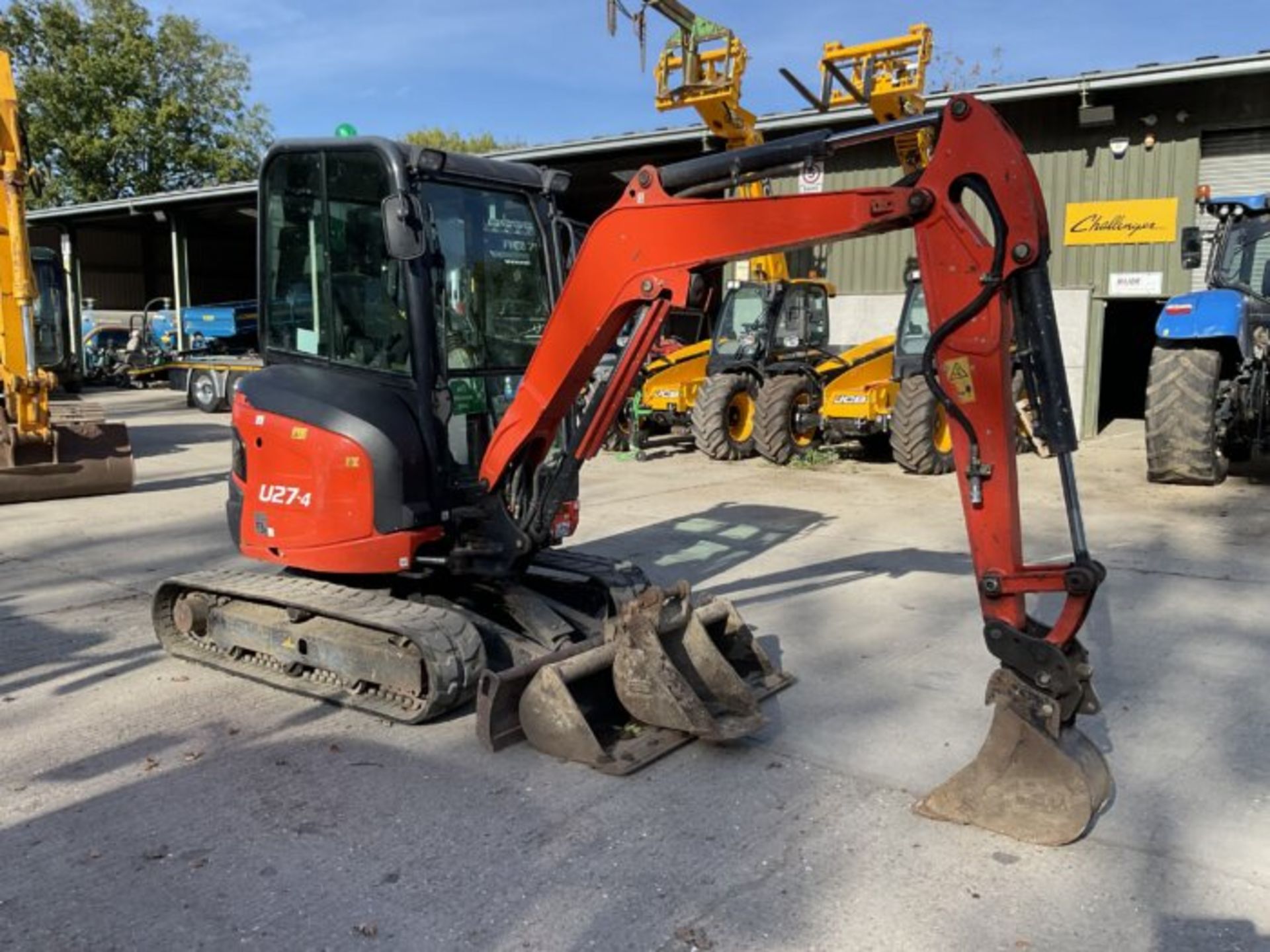 KUBOTA U27-4. RUBBER TRACKS. PIPED. FRONT BLADE. 3 BUCKETS. QUICK HITCH. 2 SPEED TRACKING.