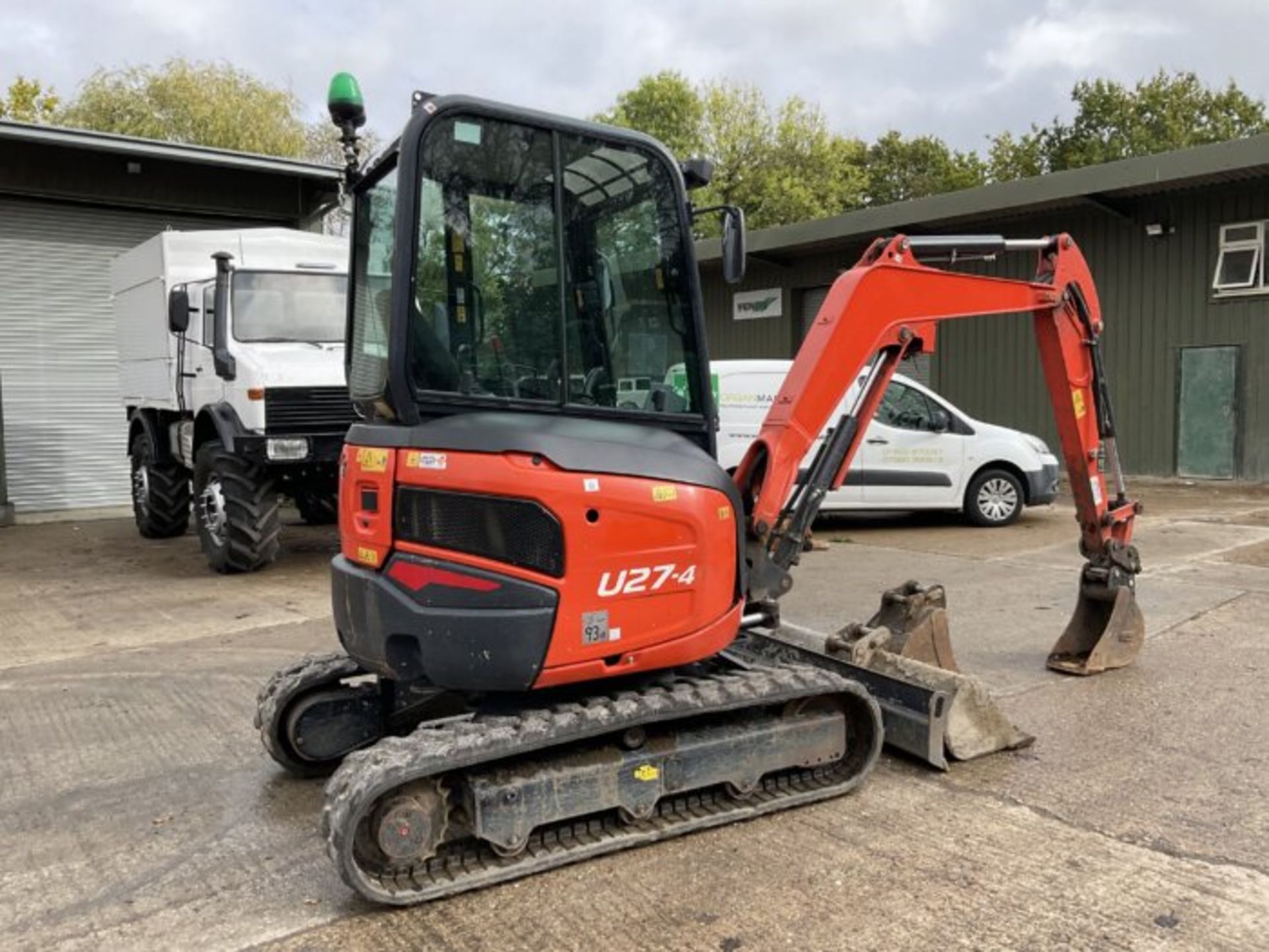 KUBOTA U27-4. RUBBER TRACKS. PIPED. FRONT BLADE. 3 BUCKETS. QUICK HITCH. 2 SPEED TRACKING. - Image 5 of 10