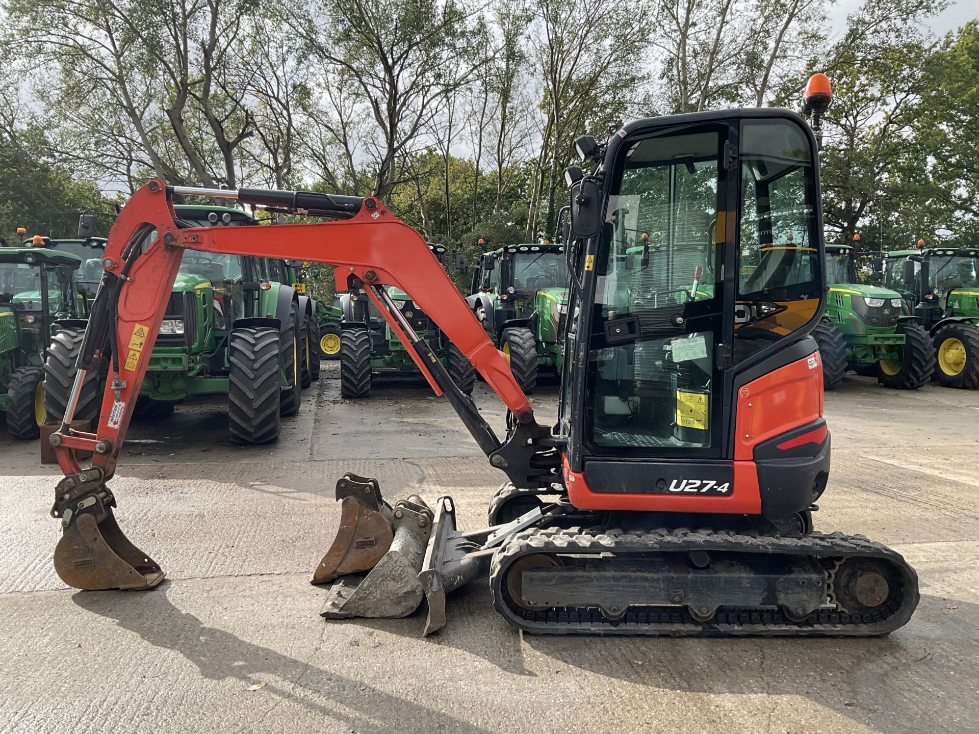 KUBOTA U27-4. RUBBER TRACKS. PIPED. FRONT BLADE. 3 BUCKETS. QUICK HITCH. 2 SPEED TRACKING. - Image 10 of 10