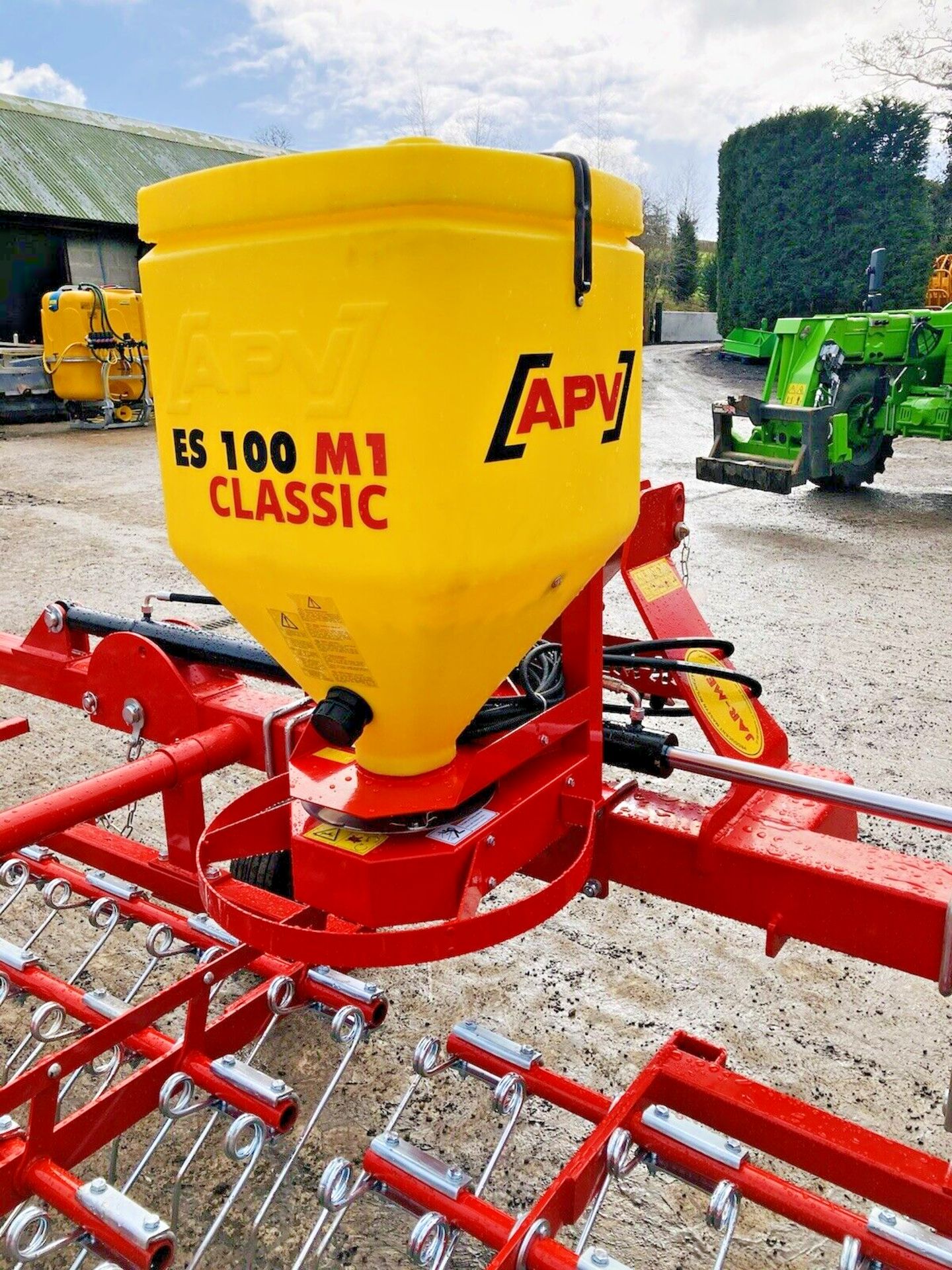 EFFICIENT SEED DISTRIBUTION: 5M SPREADERS WITH IN-CAB CONTROL BOX - Bild 10 aus 10