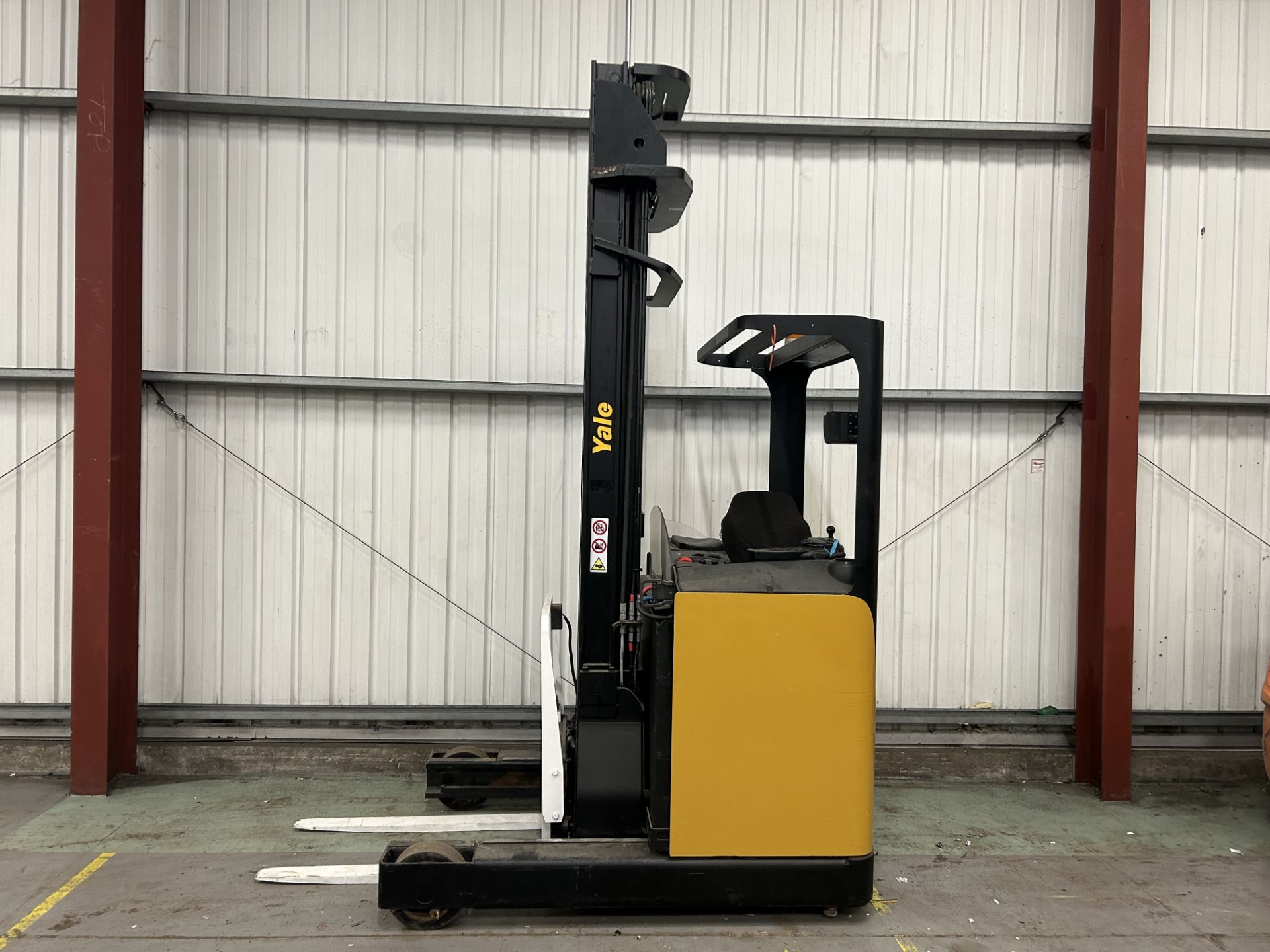 REACH TRUCKS YALE MR14H *CHARGER INCLUDED - Image 6 of 6