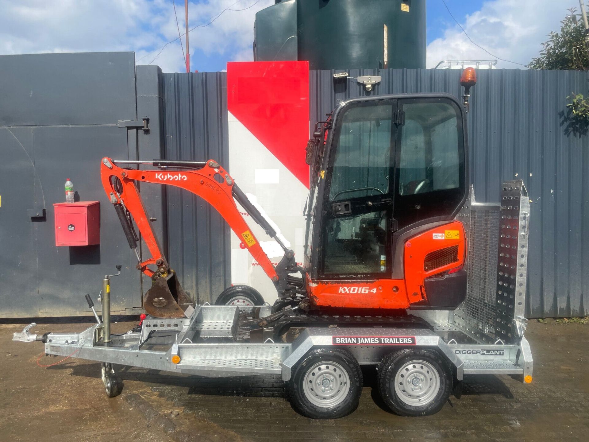 POWER DUO: 2015 KUBOTA KX016-4 MINI EXCAVATOR + TRAILER COMBO - Image 4 of 8