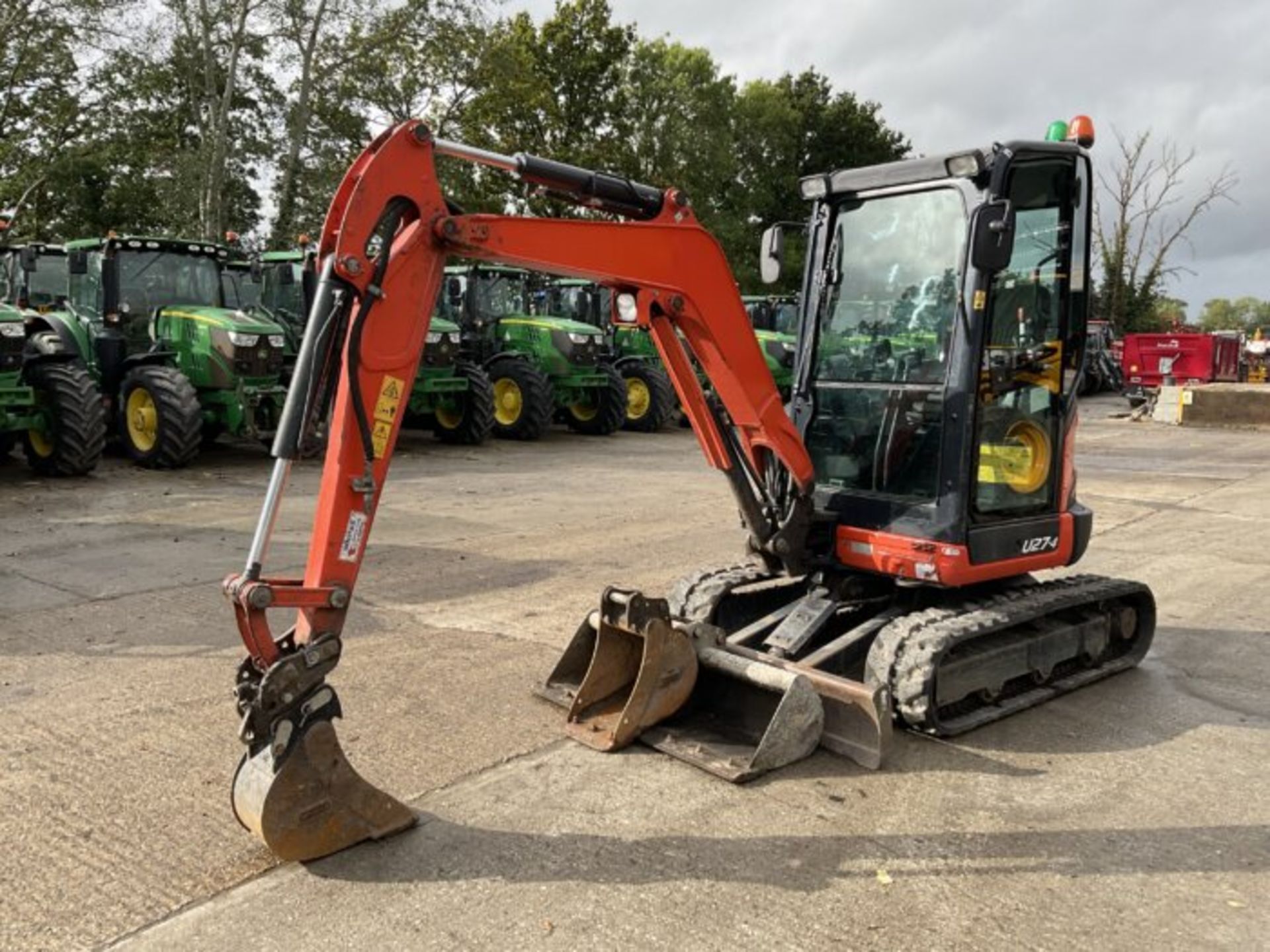 KUBOTA U27-4. RUBBER TRACKS. PIPED. FRONT BLADE. 3 BUCKETS. QUICK HITCH. 2 SPEED TRACKING. - Image 8 of 10