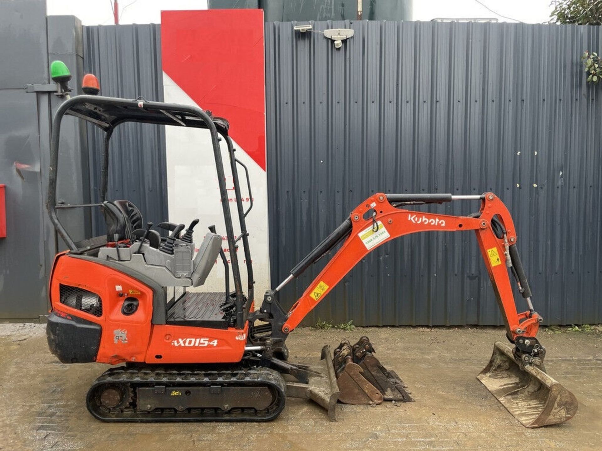 ENHANCED OPERATIONS: 2020 KUBOTA KX015-4 WITH BLADE FEATURE - Bild 3 aus 9