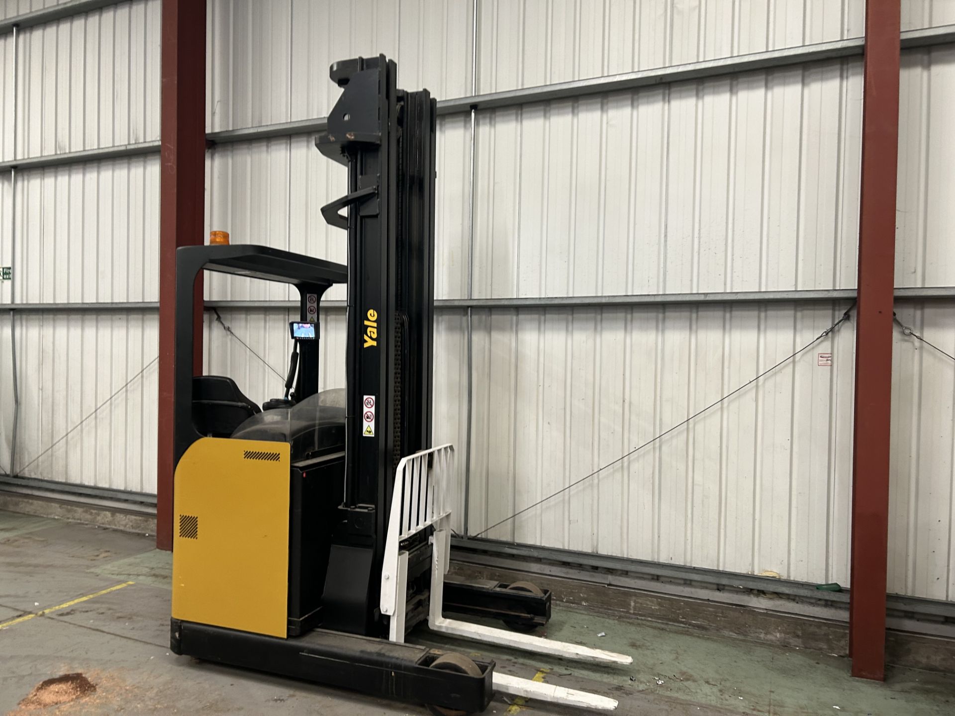 REACH TRUCKS YALE MR14H *CHARGER INCLUDED - Image 3 of 6