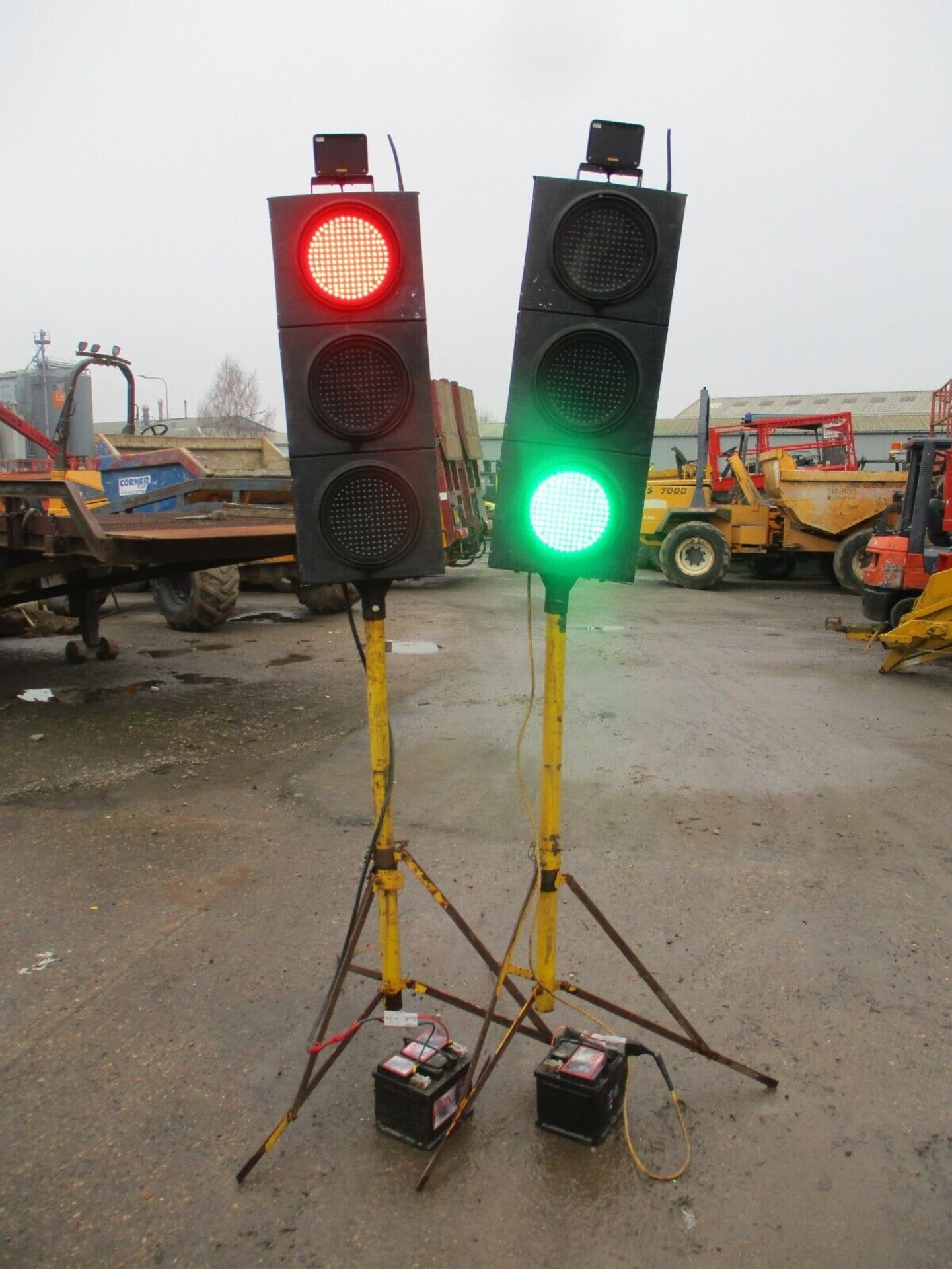 TRAFFIC SOLUTIONS AT YOUR FINGERTIPS: HOLLCO'S PORTABLE SIGNALS - Image 5 of 6