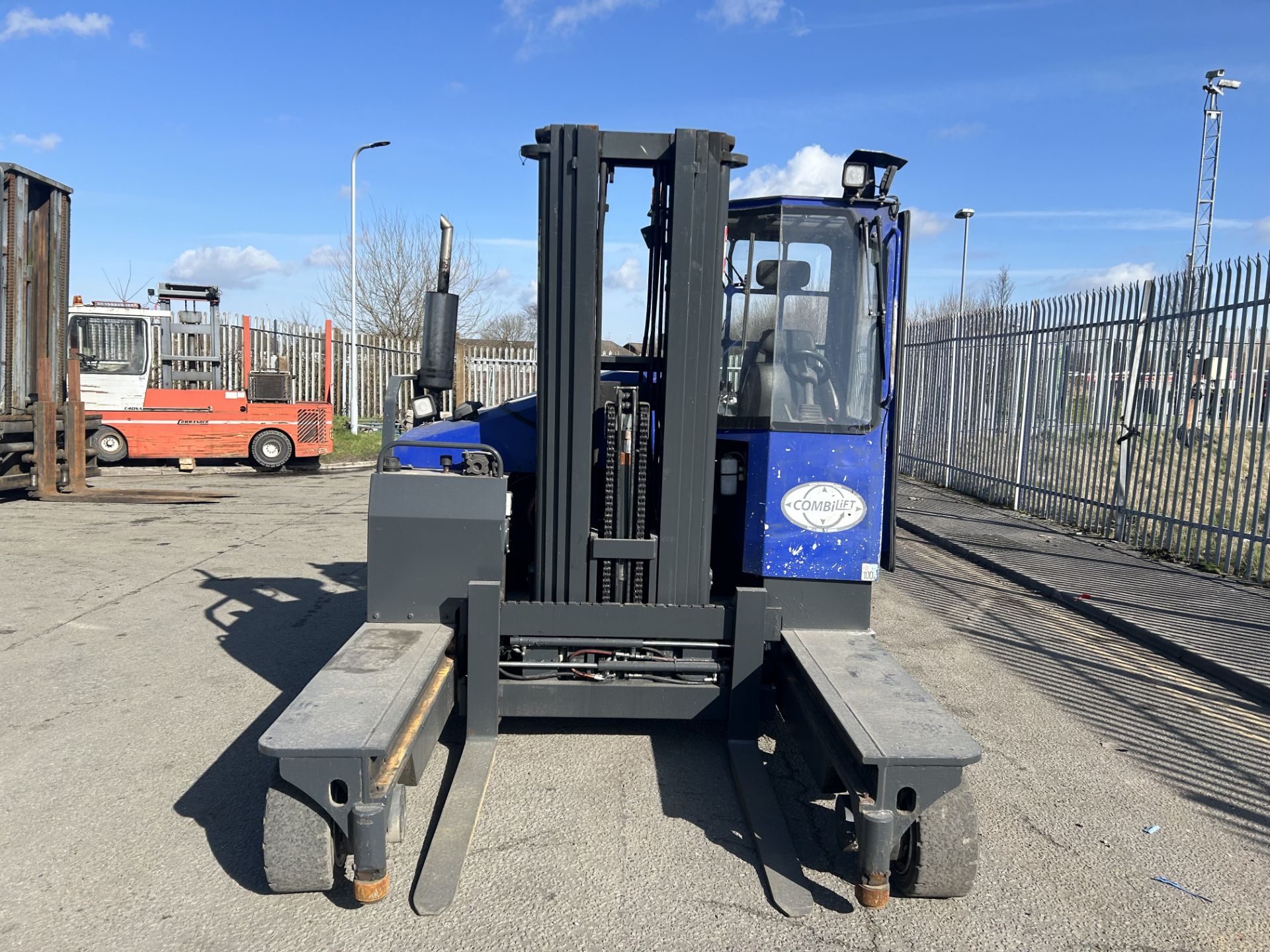 FOUR-WAY TRUCKS COMBILIFT C4000 *CHARGER INCLUDED - Image 3 of 3