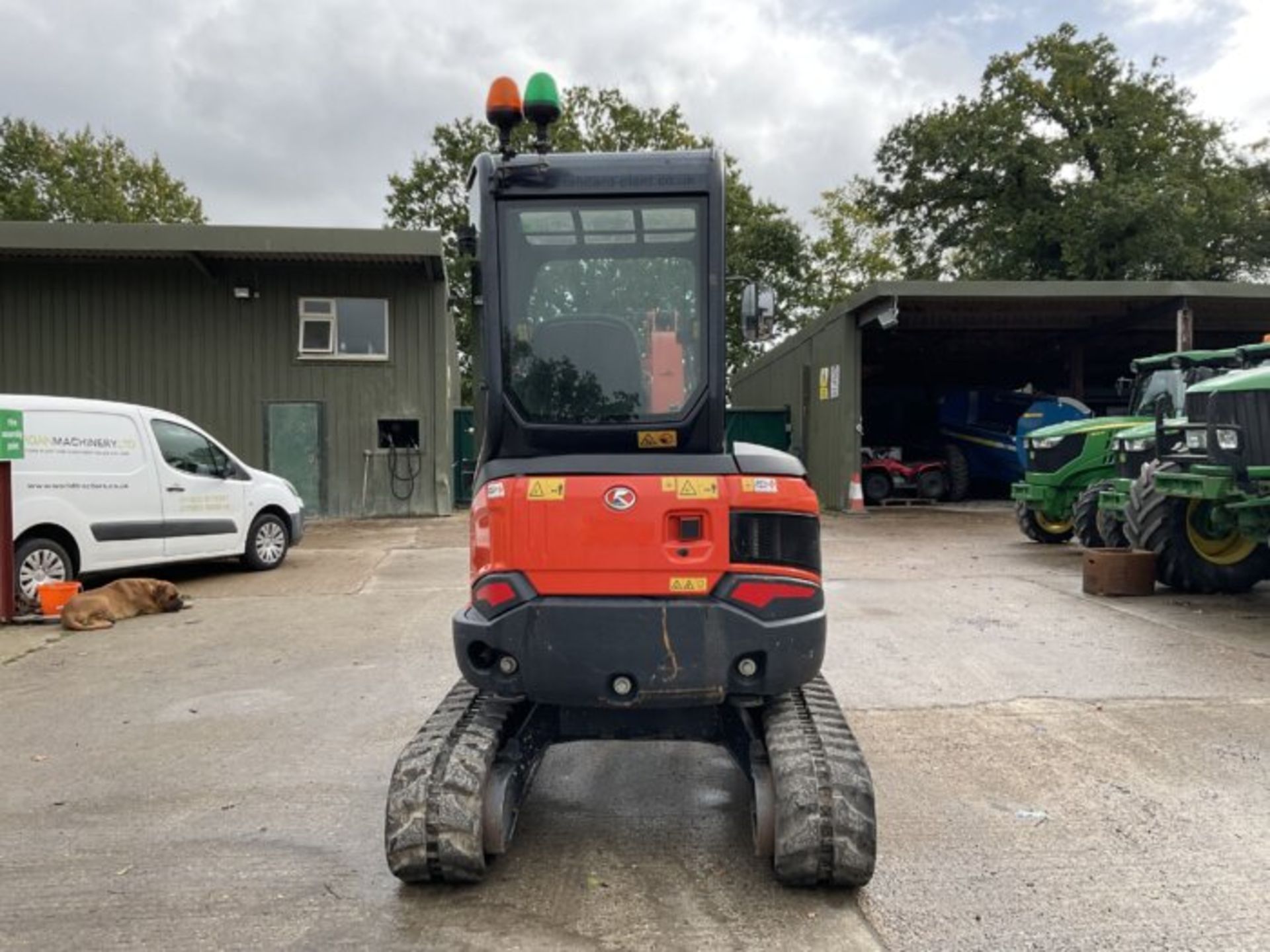 KUBOTA U27-4. RUBBER TRACKS. PIPED. FRONT BLADE. 3 BUCKETS. QUICK HITCH. 2 SPEED TRACKING. - Image 4 of 10