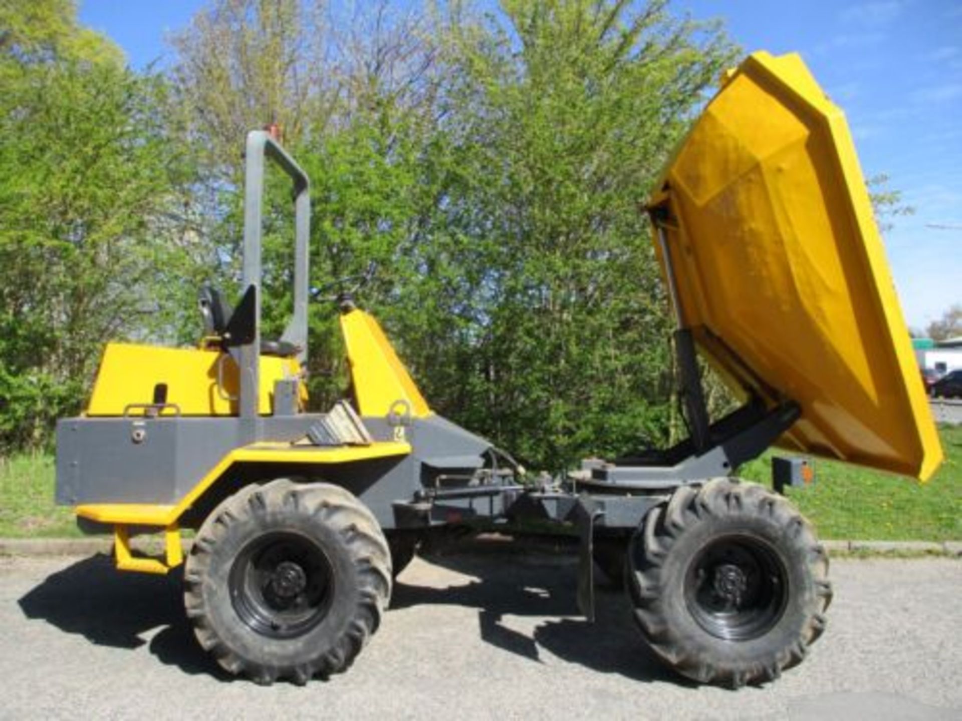 NEUSON 6-TON SWIVEL SKIP DUMPER: YOUR HEAVY LIFTER - Image 3 of 17