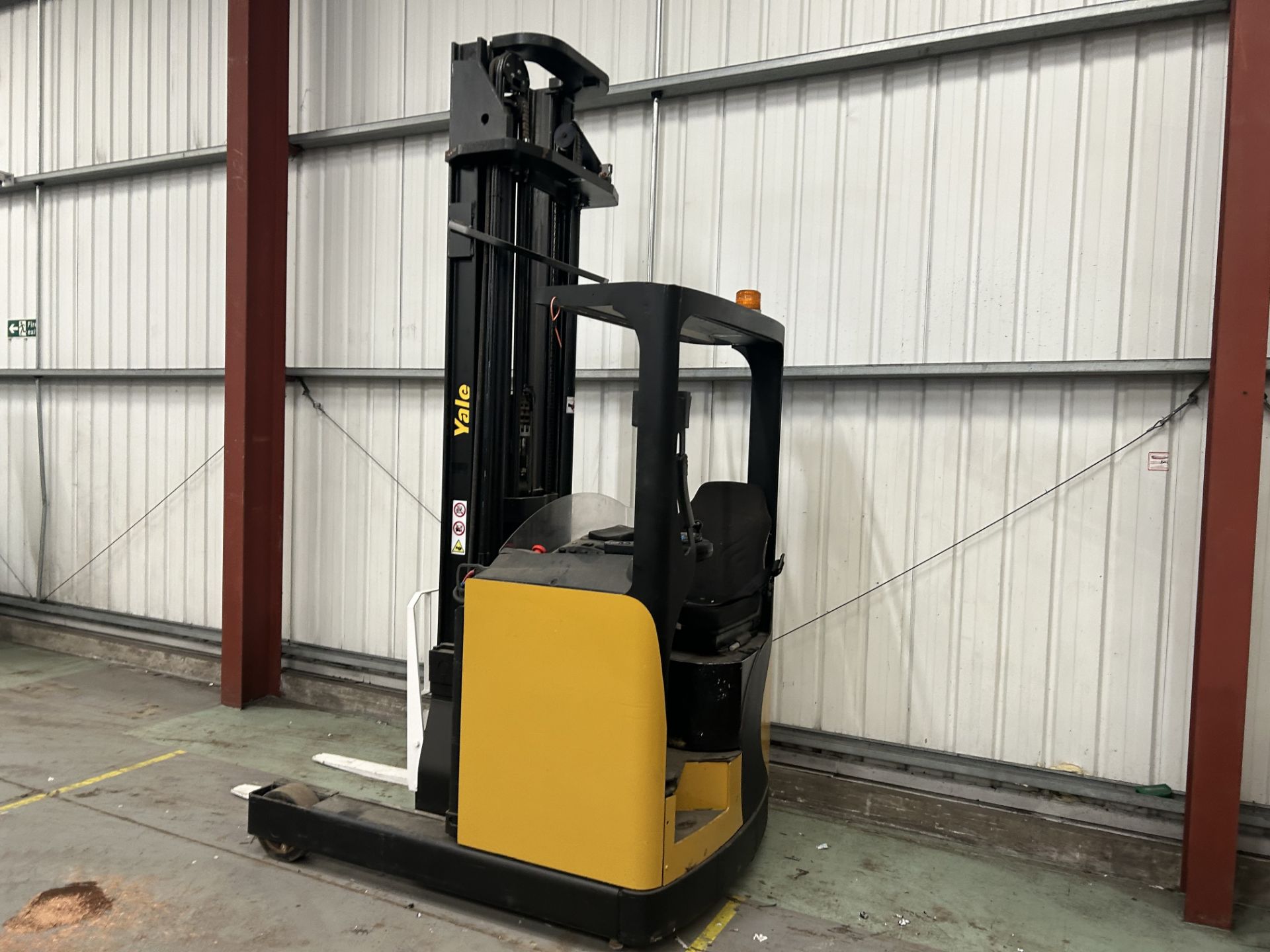 REACH TRUCKS YALE MR14H *CHARGER INCLUDED - Image 4 of 6