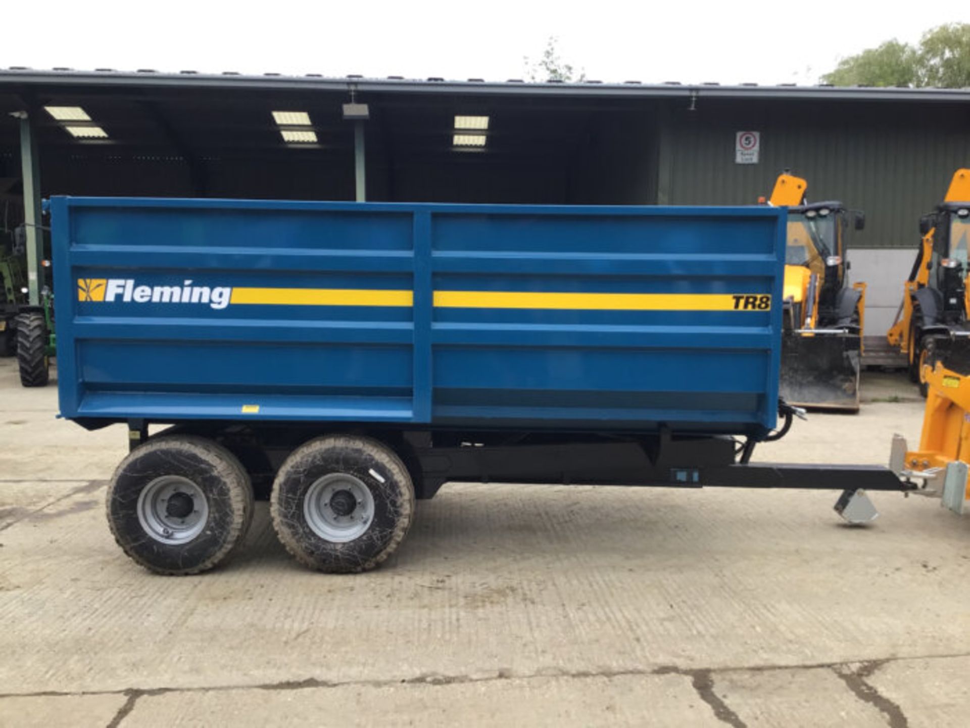 FLEMING TR8 8 TON TIPPING TRAILER - Image 4 of 7