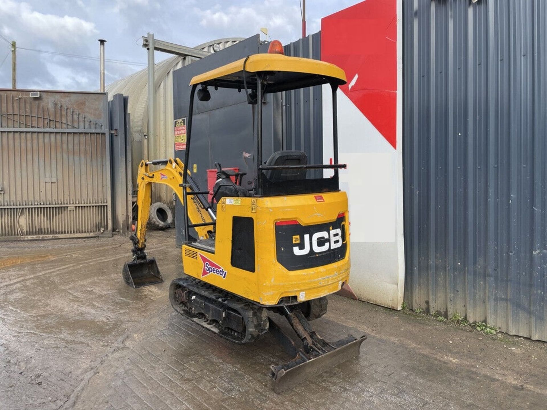 EXPERIENCE POWER: 2018 JCB 15 C-1 WITH BLADE FEATURE - Image 4 of 11