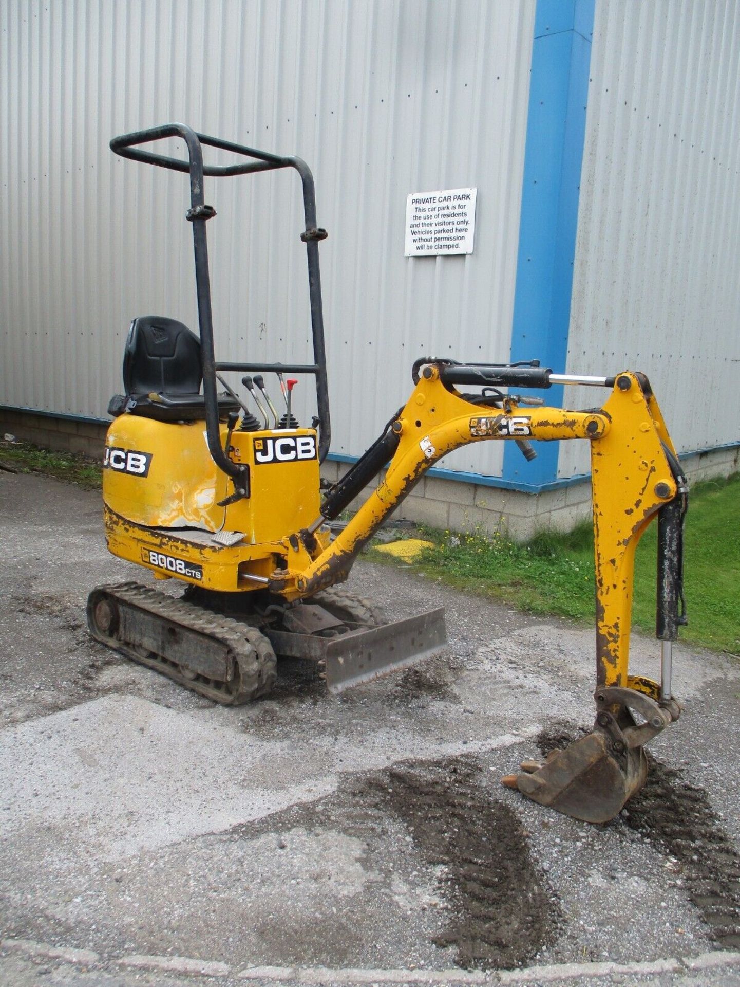 JCB 8008: THE MIGHTY MINI EXCAVATOR - Bild 4 aus 13