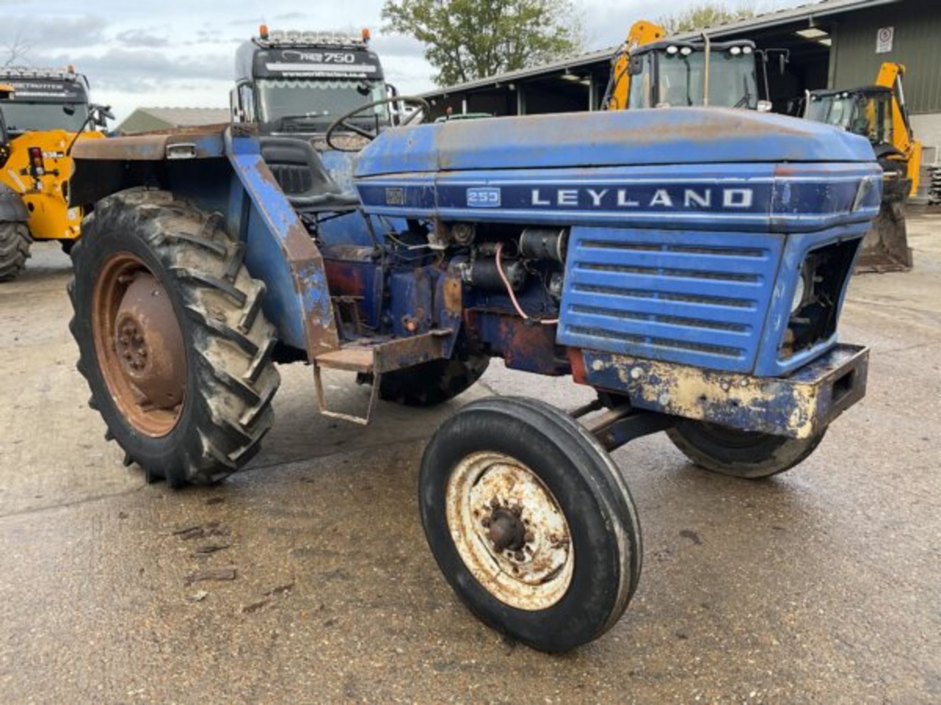 YEAR 1992 – K REG LEYLAND 253 TRACTOR. COMES WITH PART CAB. 3 CYLINDER PERKINS ENGINE