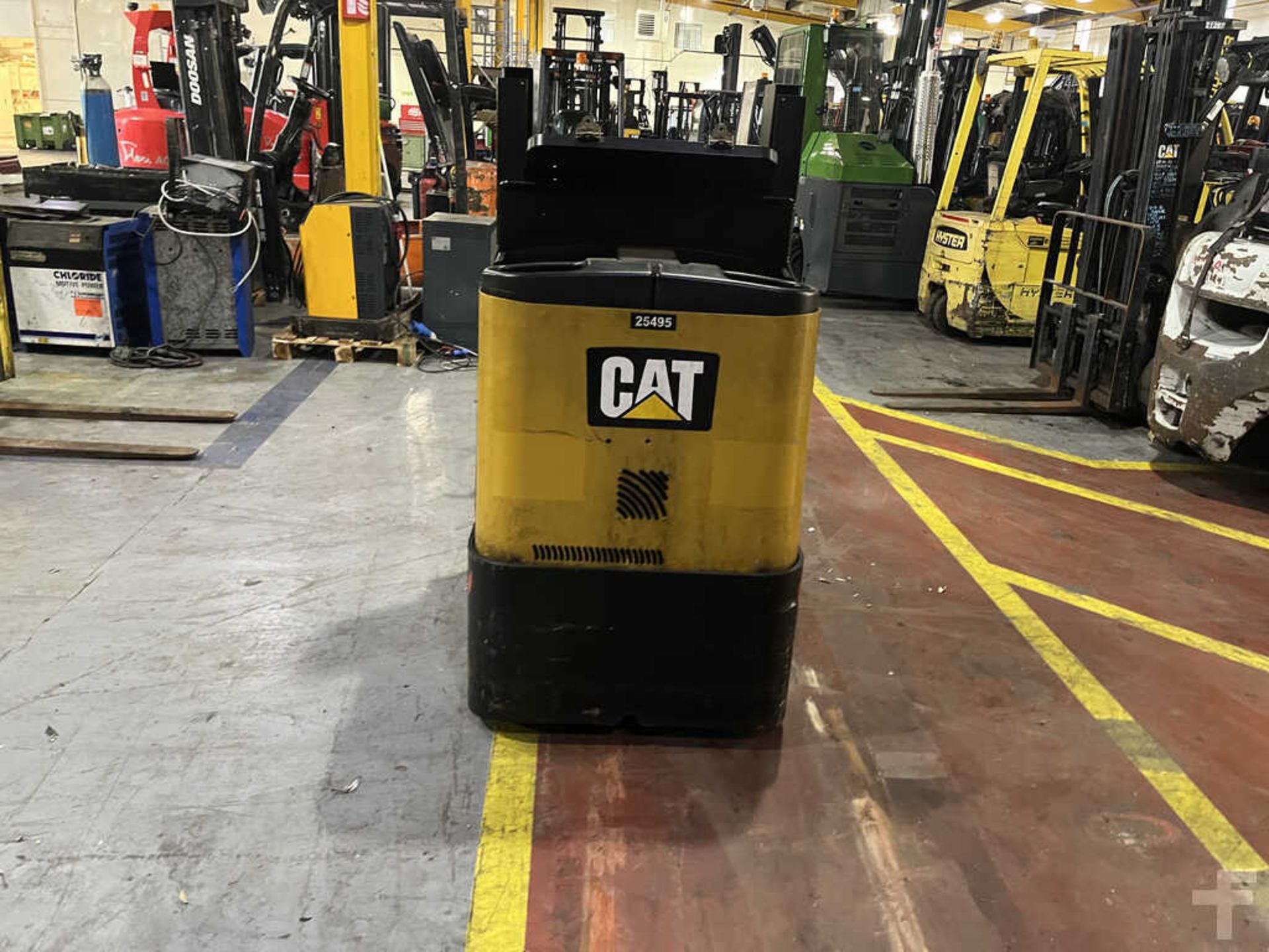 2014 CAT LIFT TRUCKS NOL10NF *CHARGER INCLUDED - Image 2 of 4