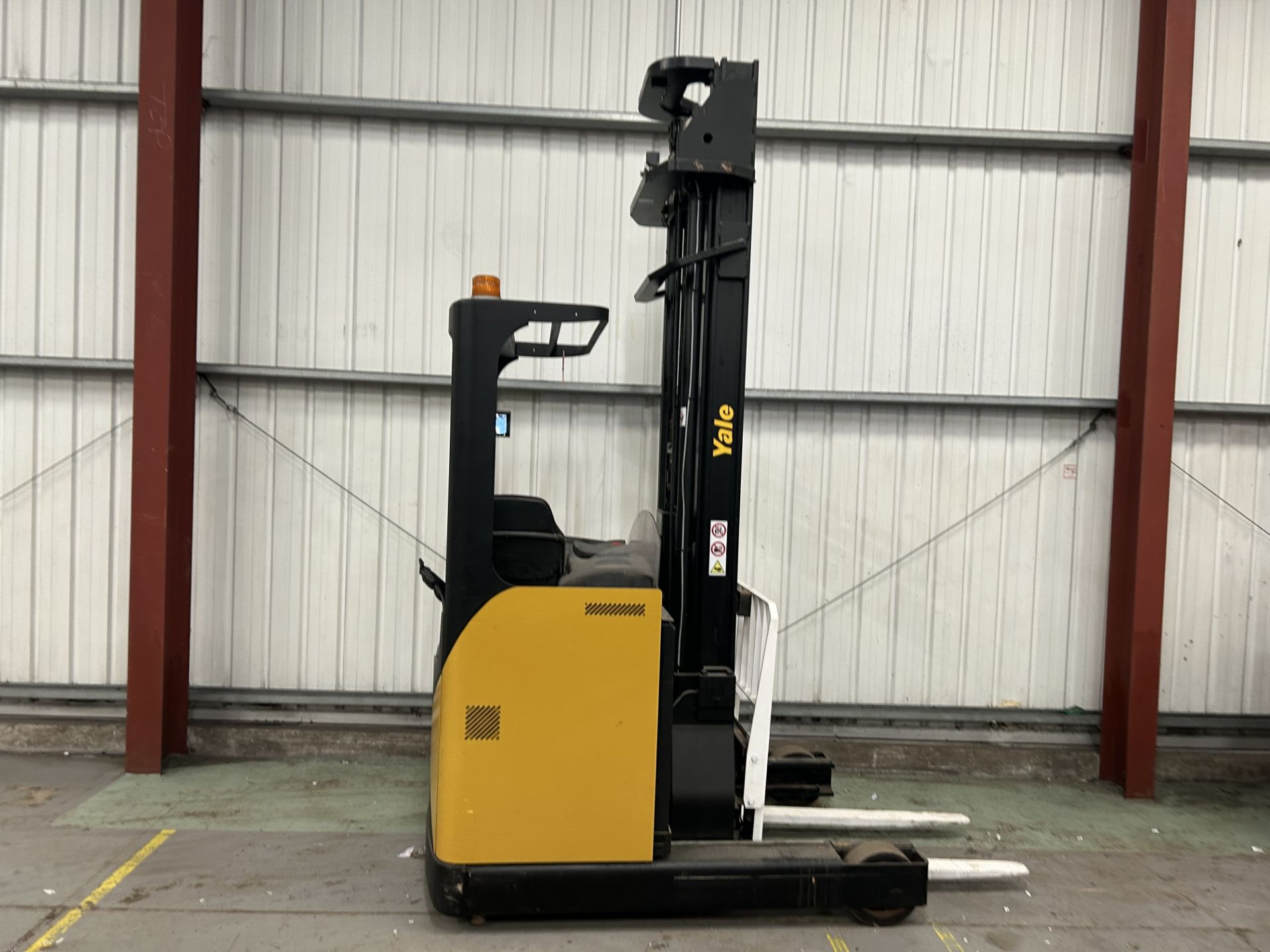 REACH TRUCKS YALE MR14H *CHARGER INCLUDED - Image 2 of 6