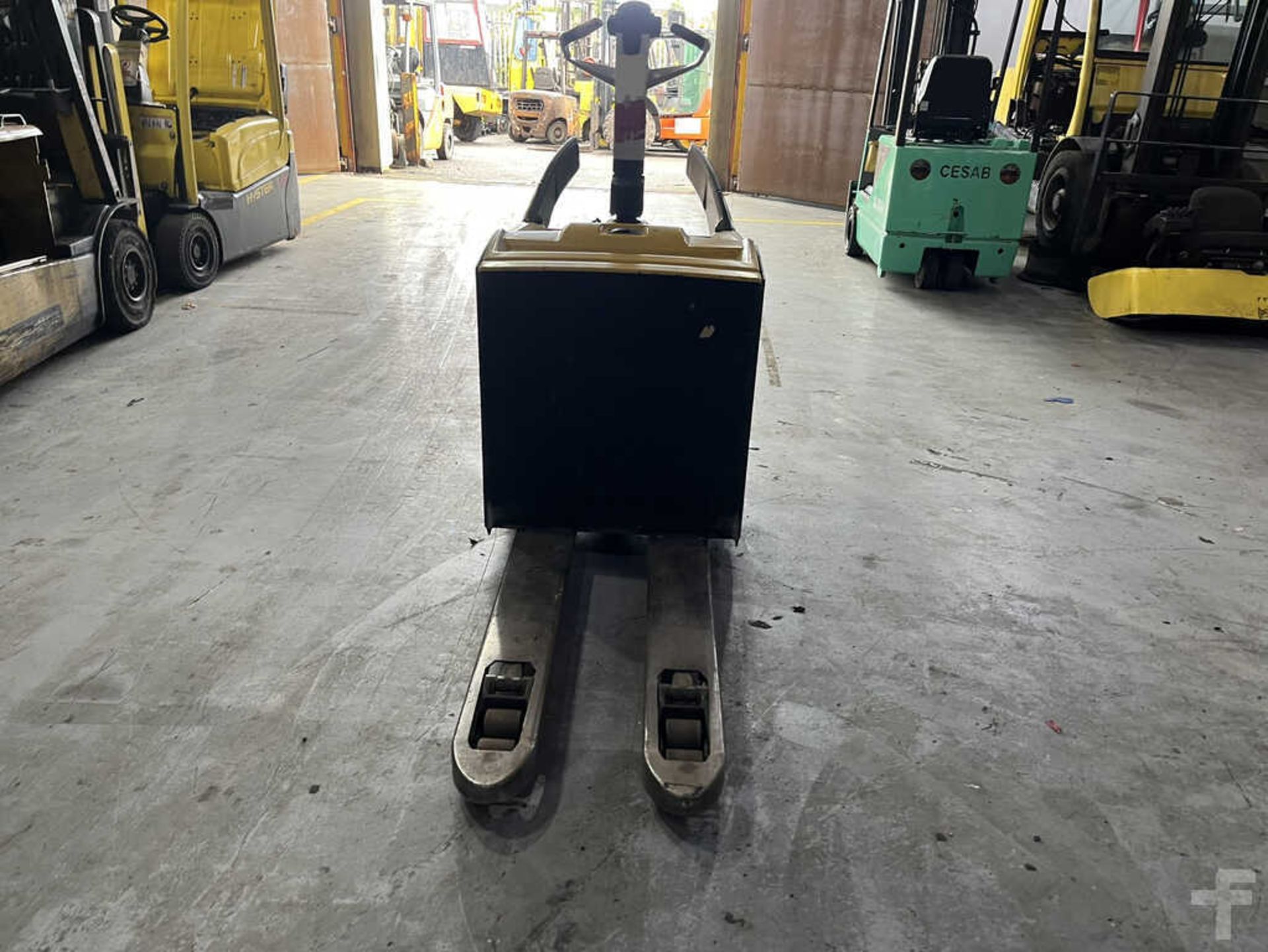 ELECTRIC PALLET TRUCKS CAT LIFT TRUCKS NPV20N2 *CHARGER INCLUDED - Image 2 of 4