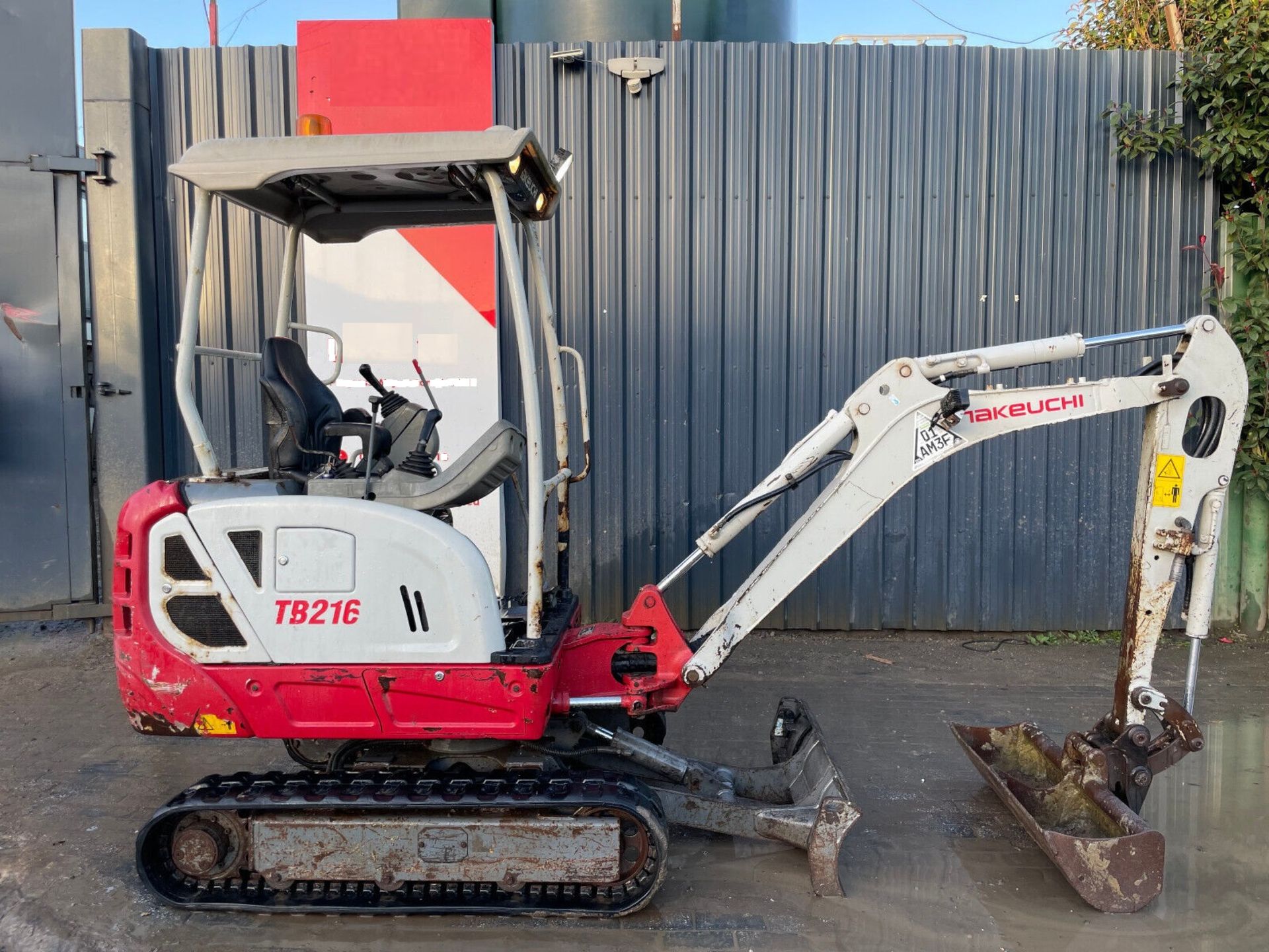 2015 TAKEUCHI TB216: UNLEASHING PRECISION WITH 1910 PROVEN HOURS - Image 11 of 12