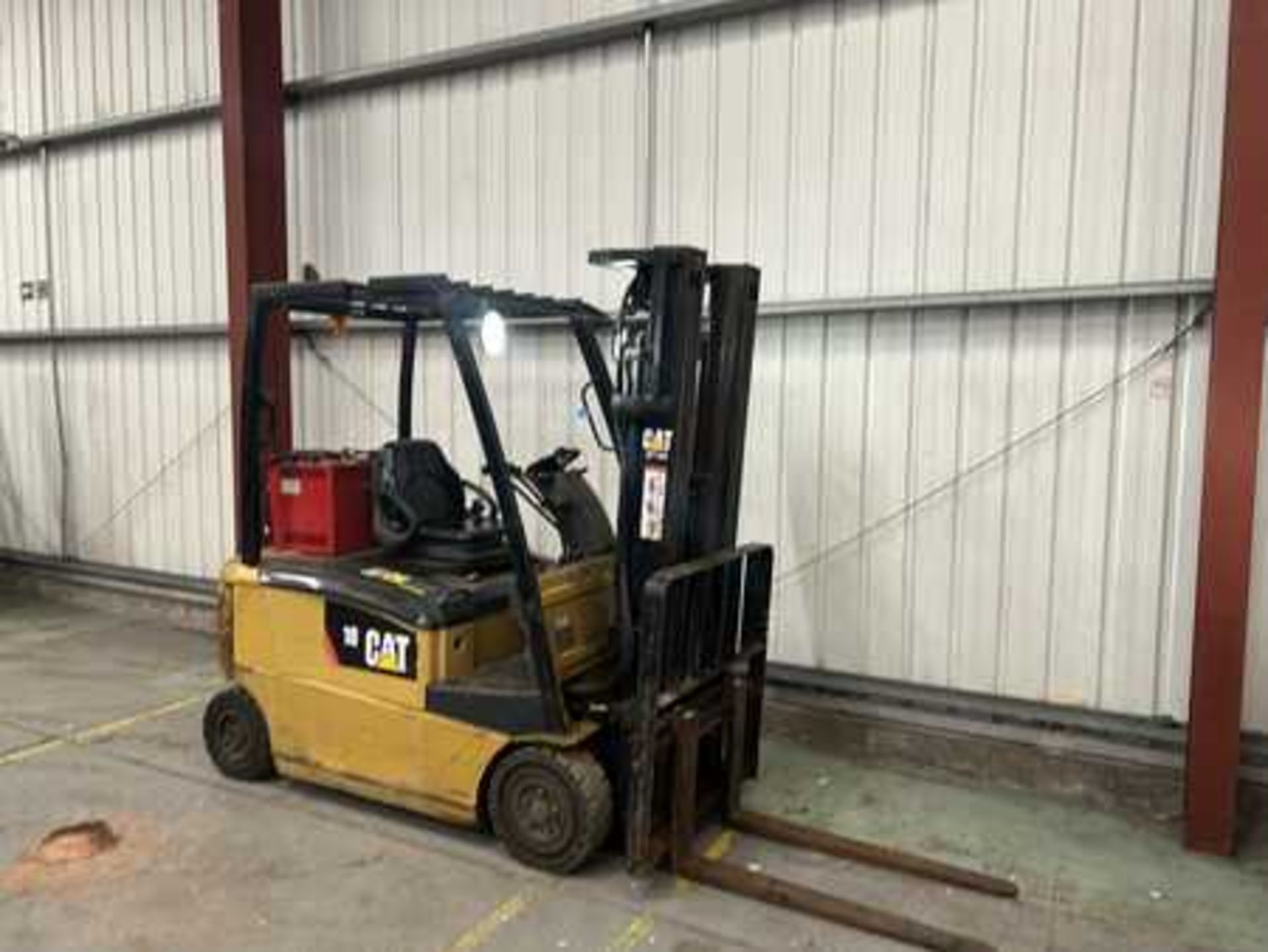 ELECTRIC - 4 WHEELS CAT LIFT TRUCKS EP18PN *CHARGER INCLUDED - Image 3 of 6