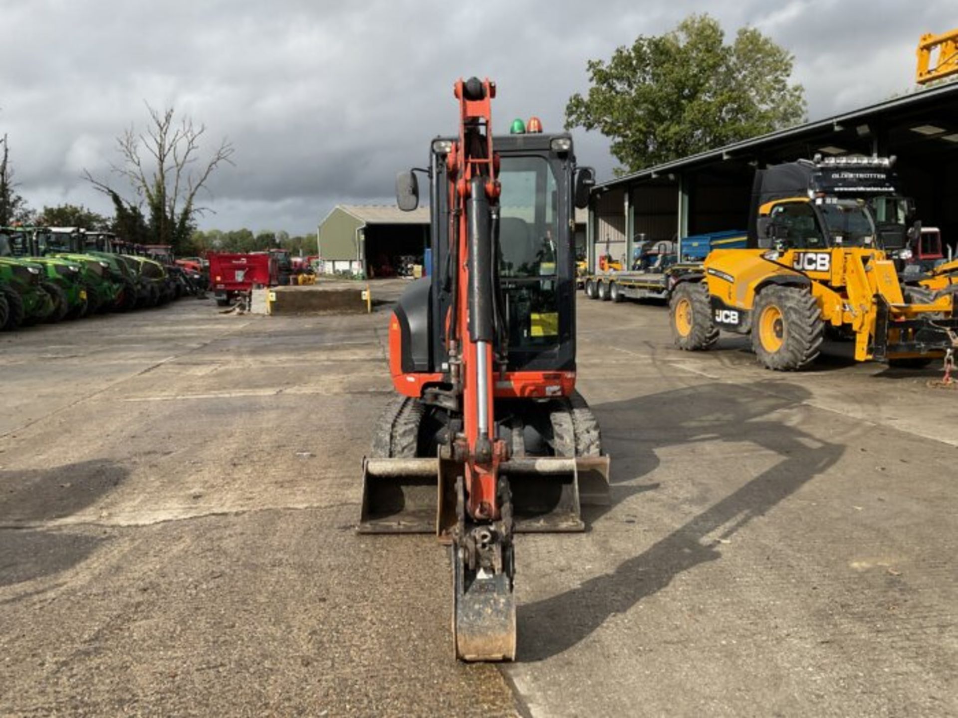 KUBOTA U27-4. RUBBER TRACKS. PIPED. FRONT BLADE. 3 BUCKETS. QUICK HITCH. 2 SPEED TRACKING. - Image 7 of 10