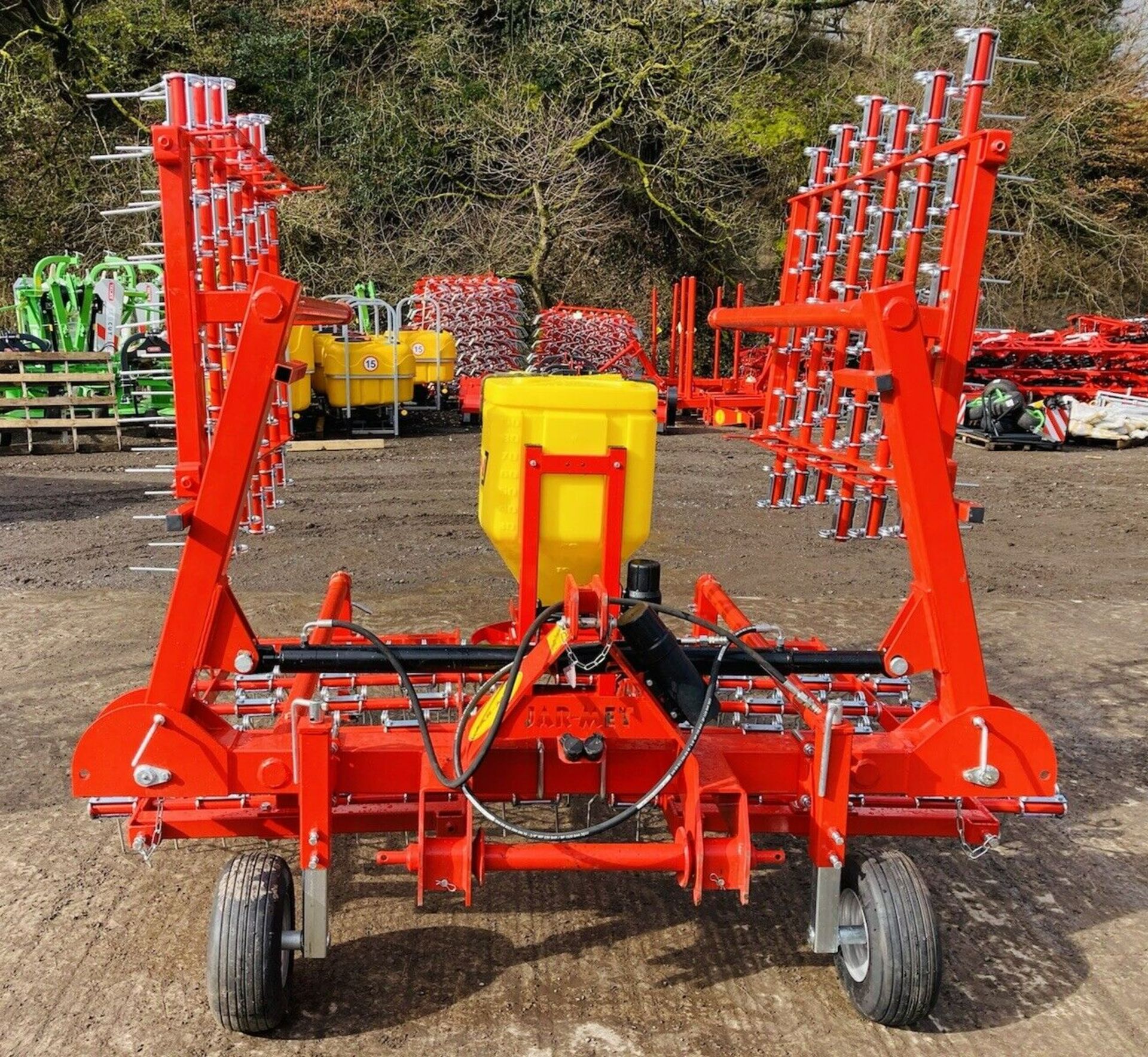 EFFICIENT SEED DISTRIBUTION: 5M SPREADERS WITH IN-CAB CONTROL BOX - Bild 6 aus 10