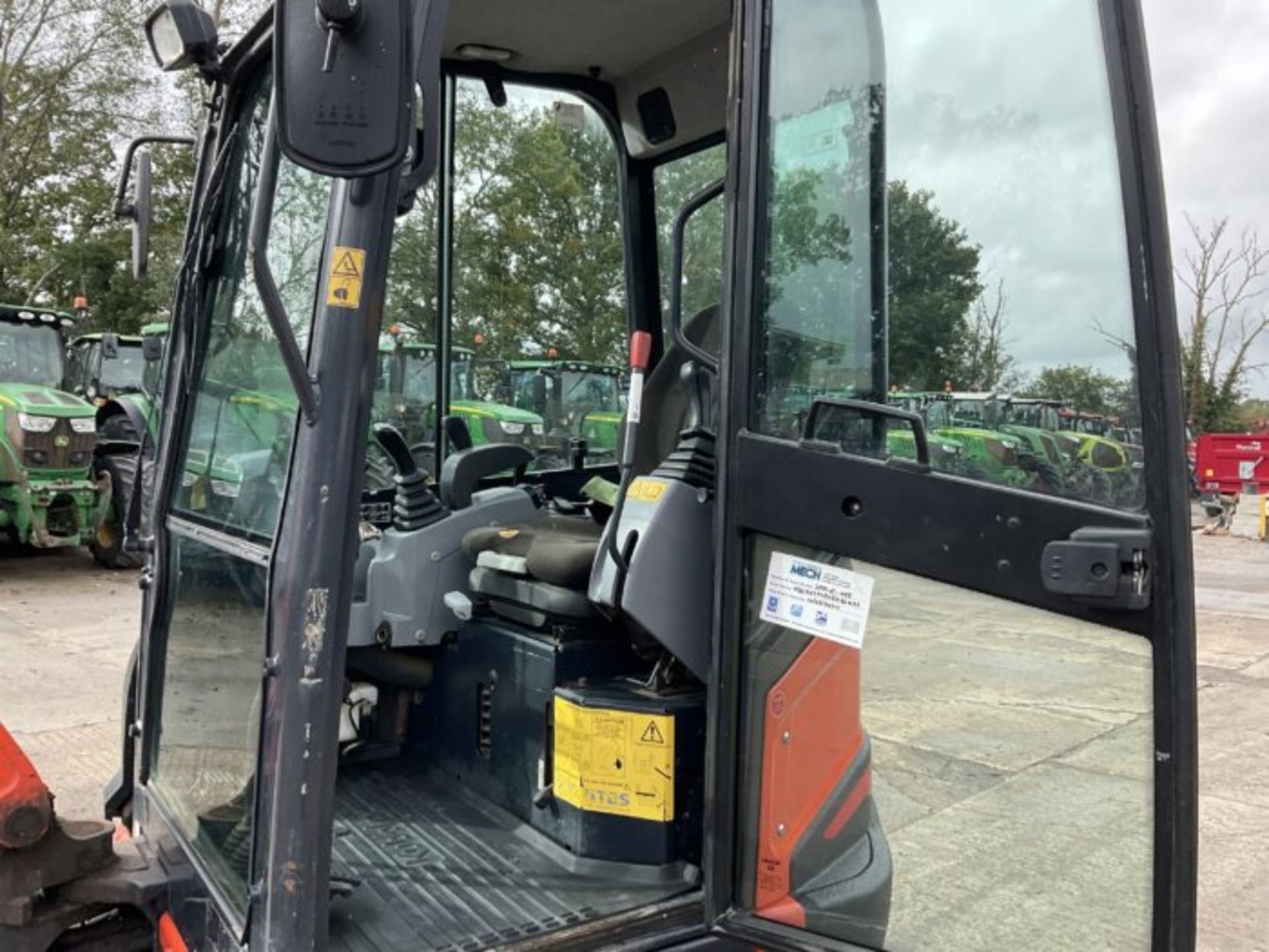 KUBOTA U27-4. RUBBER TRACKS. PIPED. FRONT BLADE. 3 BUCKETS. QUICK HITCH. 2 SPEED TRACKING. - Image 2 of 10