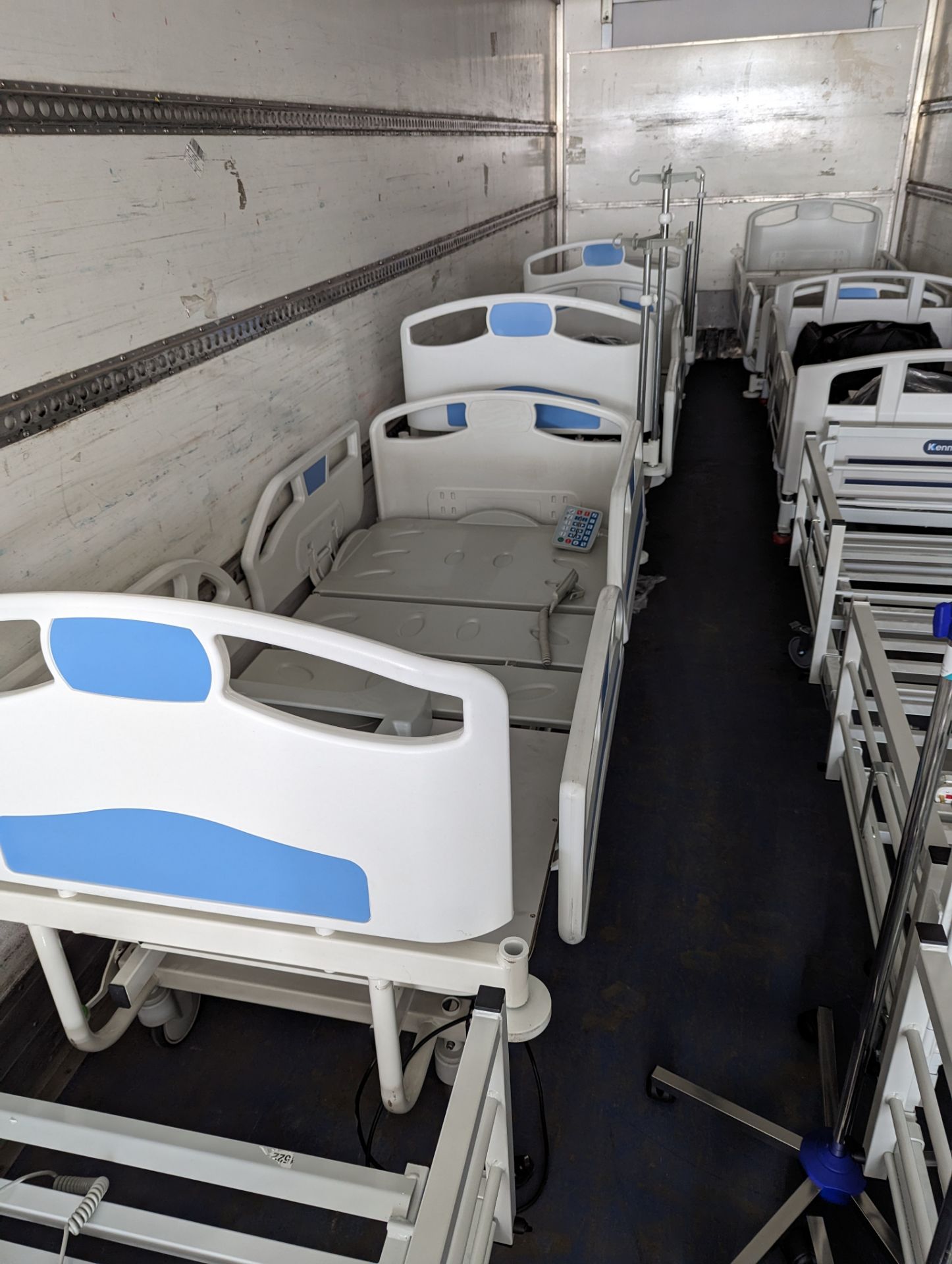 5 X KENMARK GUESS 301 ELECTRIC FULLY ADJUSTABLE HOSPITAL BEDS WITH MATTRESSES - Image 2 of 4