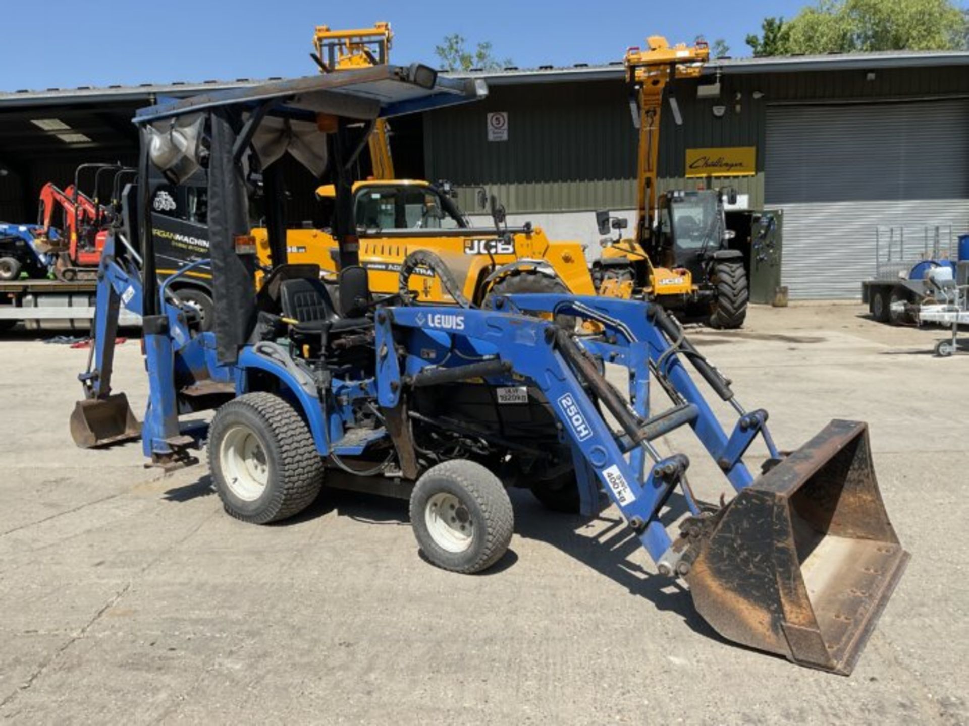 NEW HOLLAND TC24D WITH LEWIS 25QH LOADER